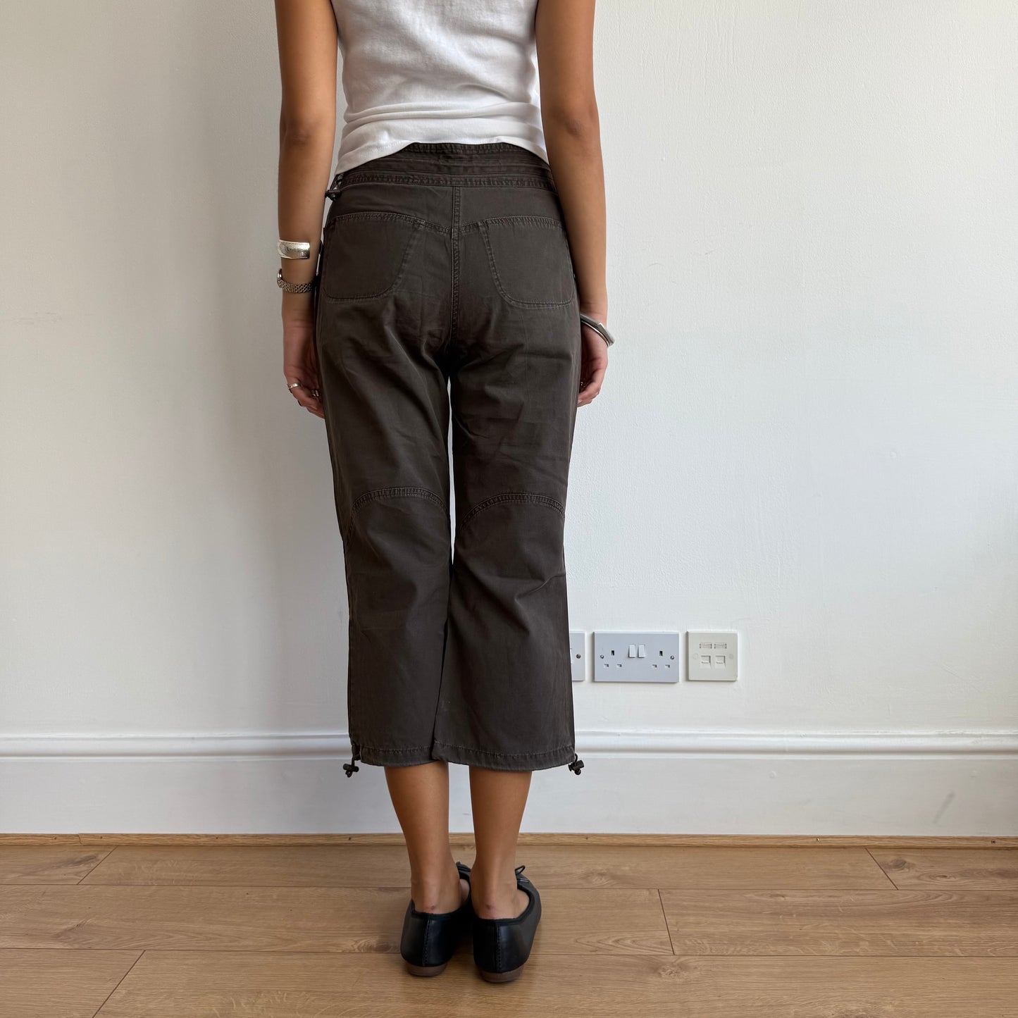 Brown toggle cargo capris - Size S