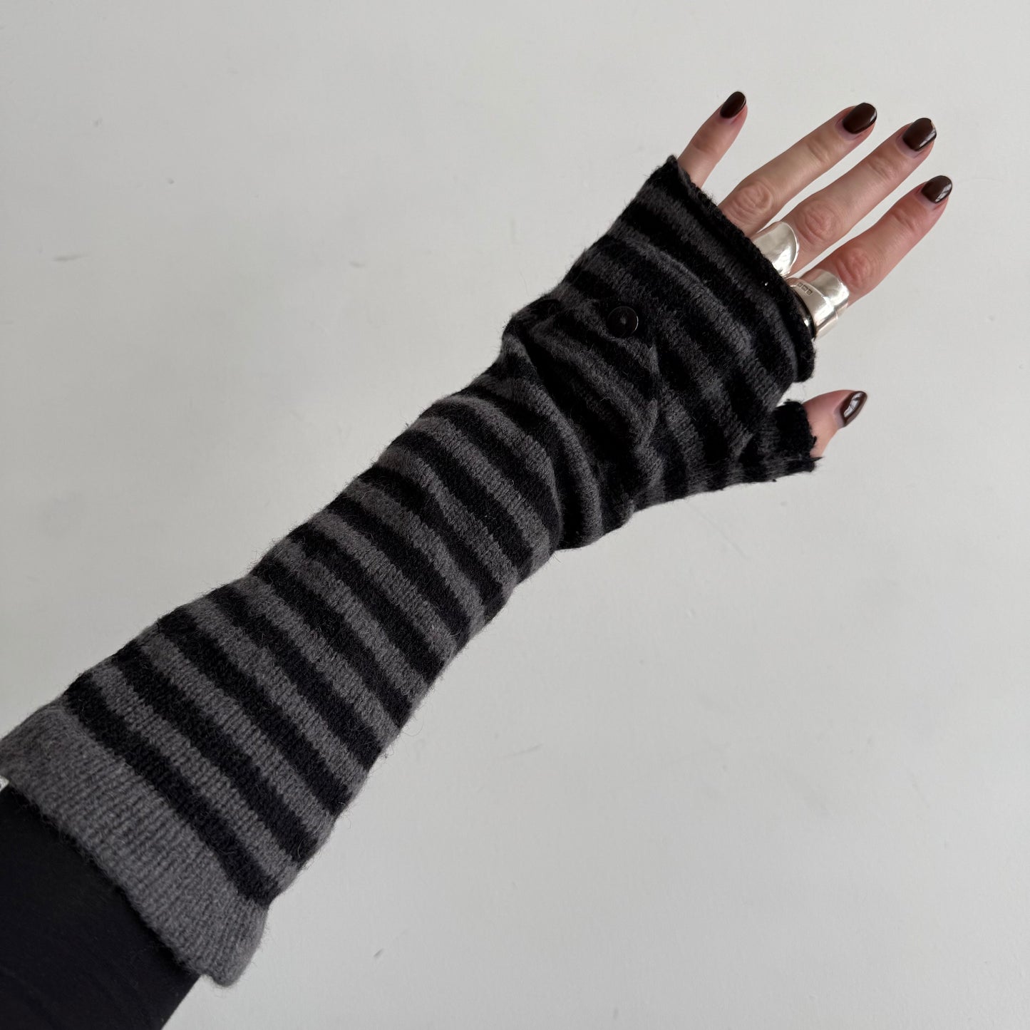 Striped fingerless gloves