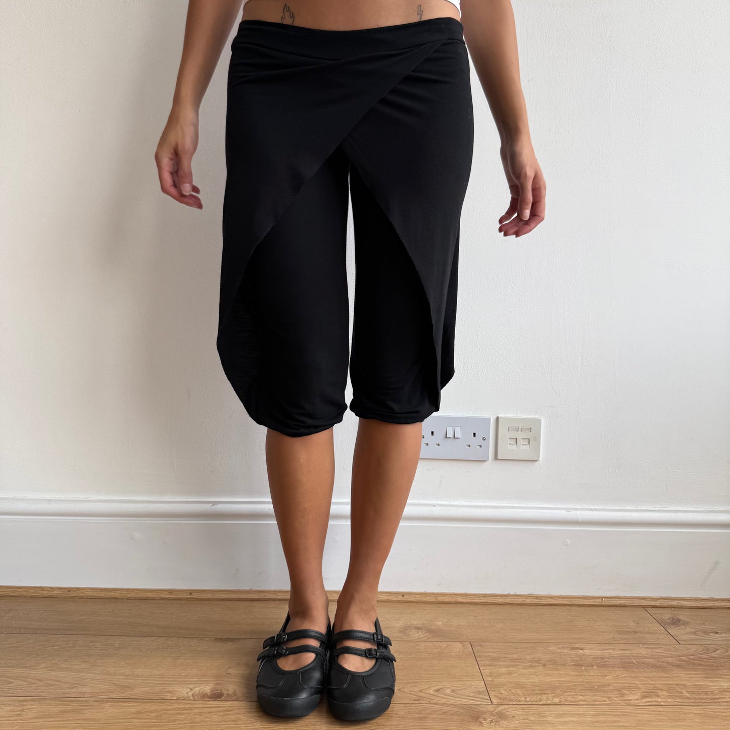 Black wrap front capris - Size XS