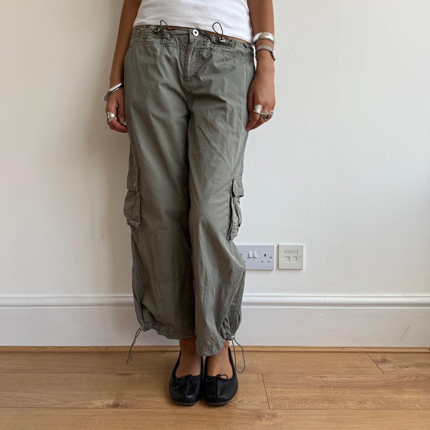 Khaki toggle cargo capris - Size M