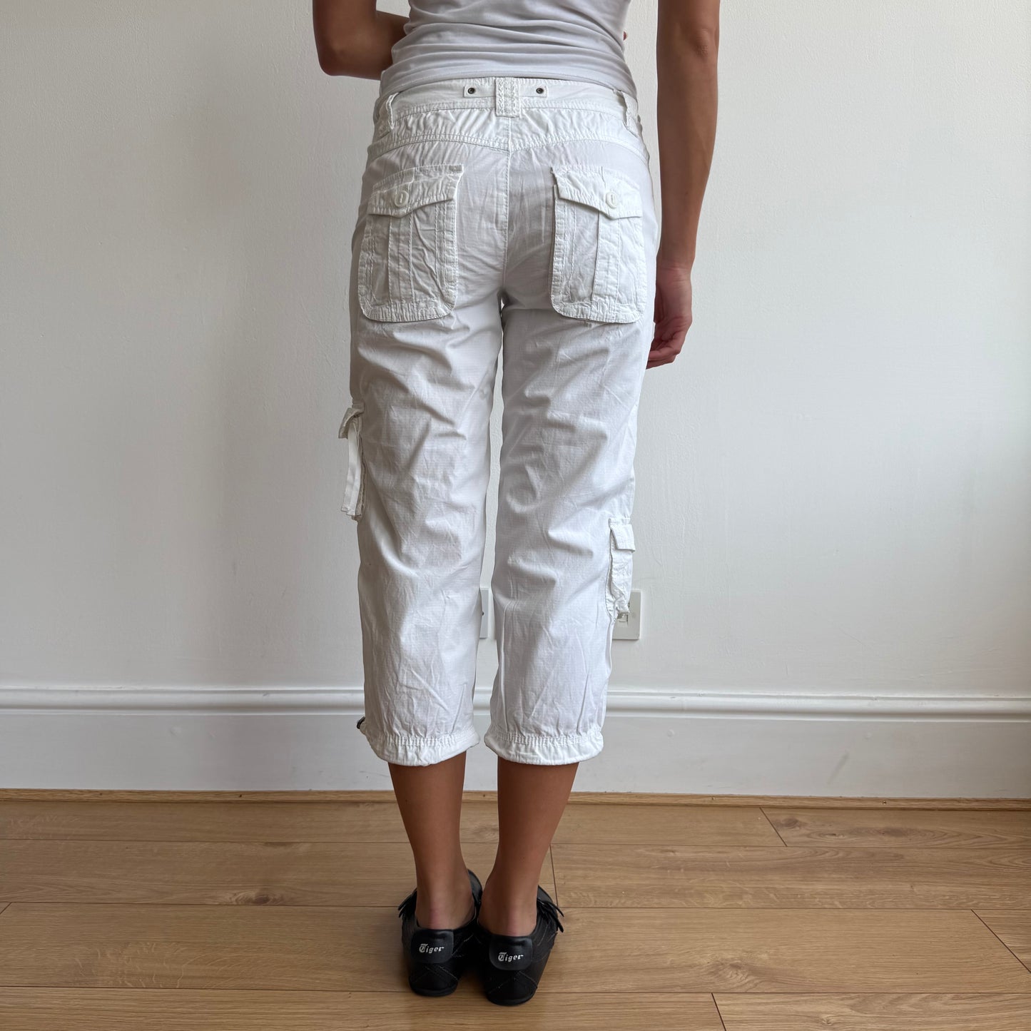 White toggle cargo pocket capris - Size XS
