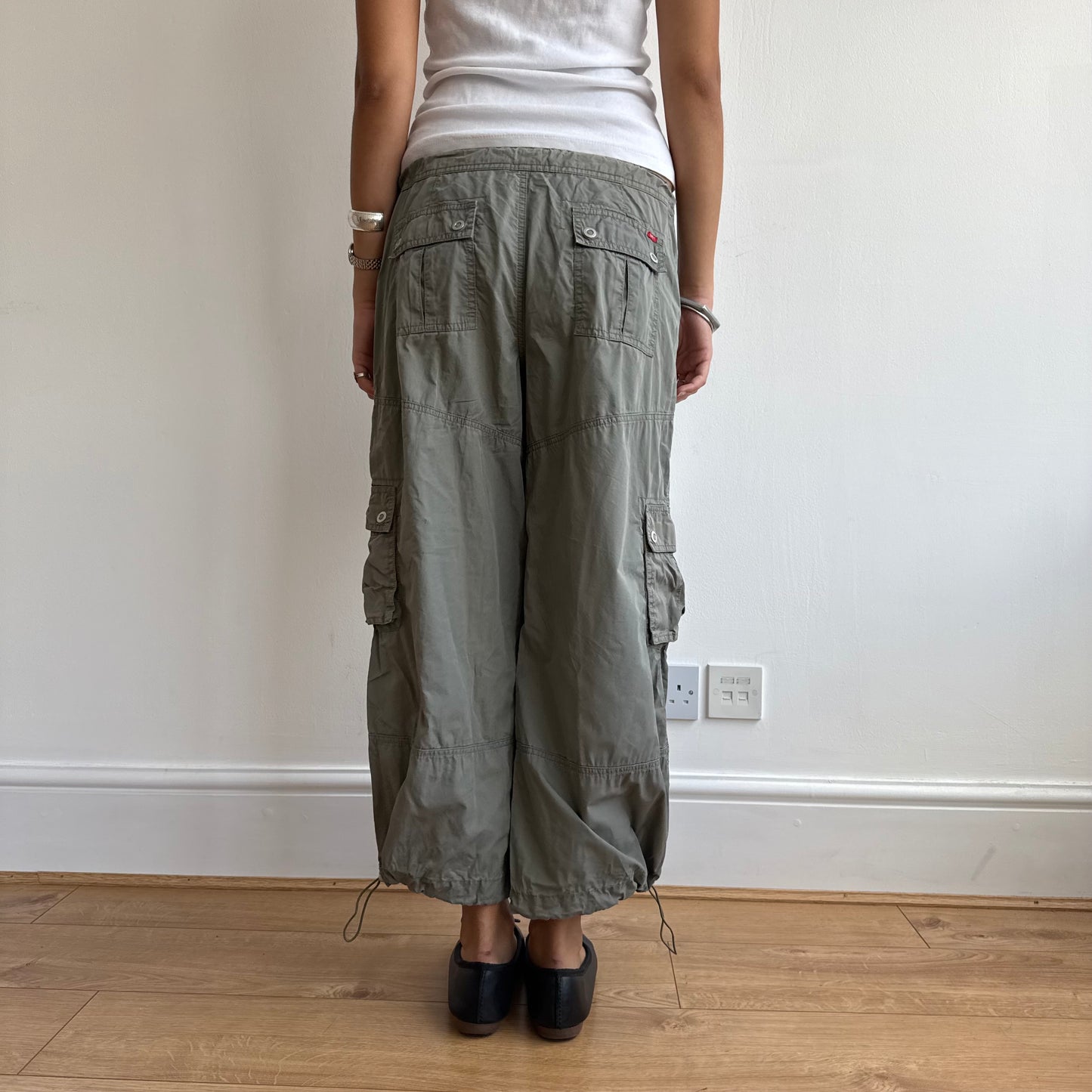 Khaki toggle cargo capris - Size M