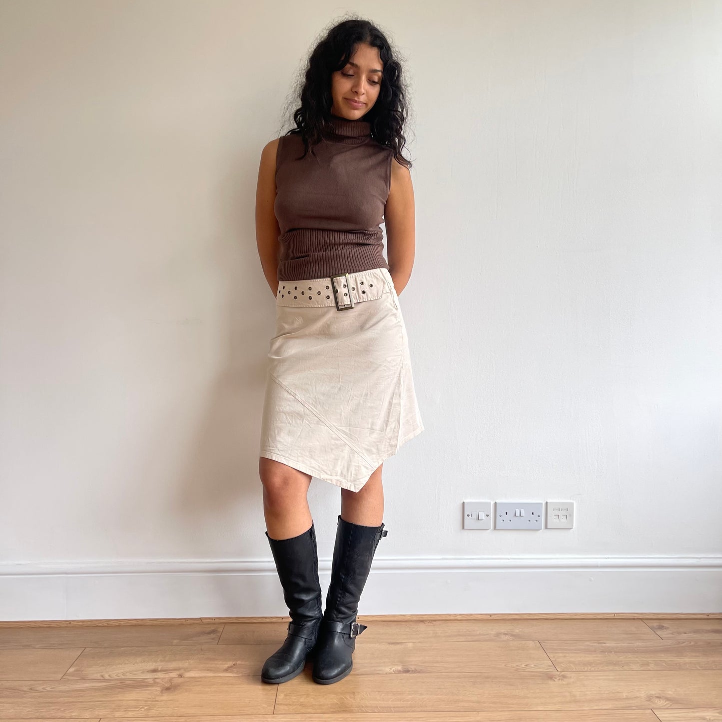 Beige buckle belt skirt - Size M