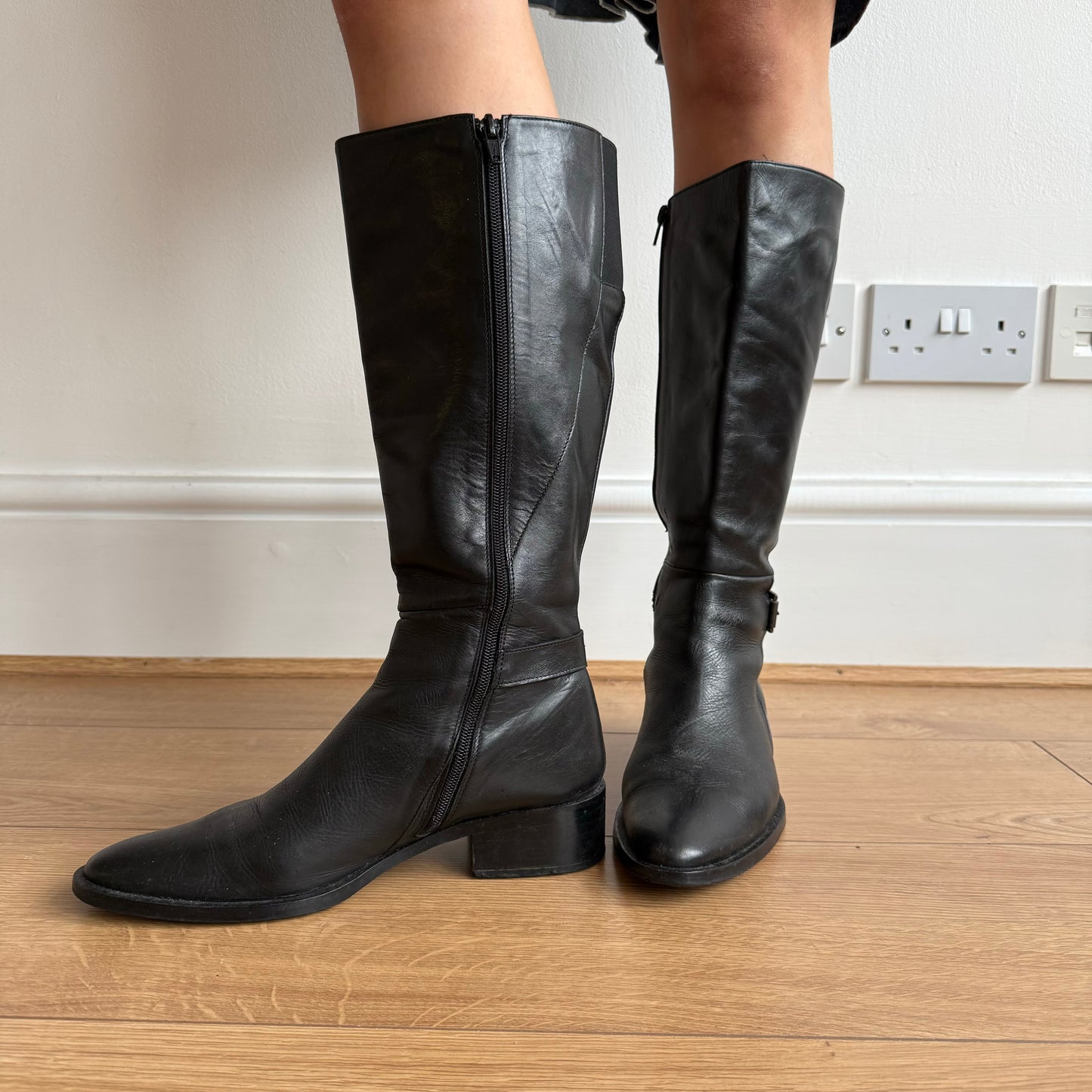 Black 90’s leather boots - UK6