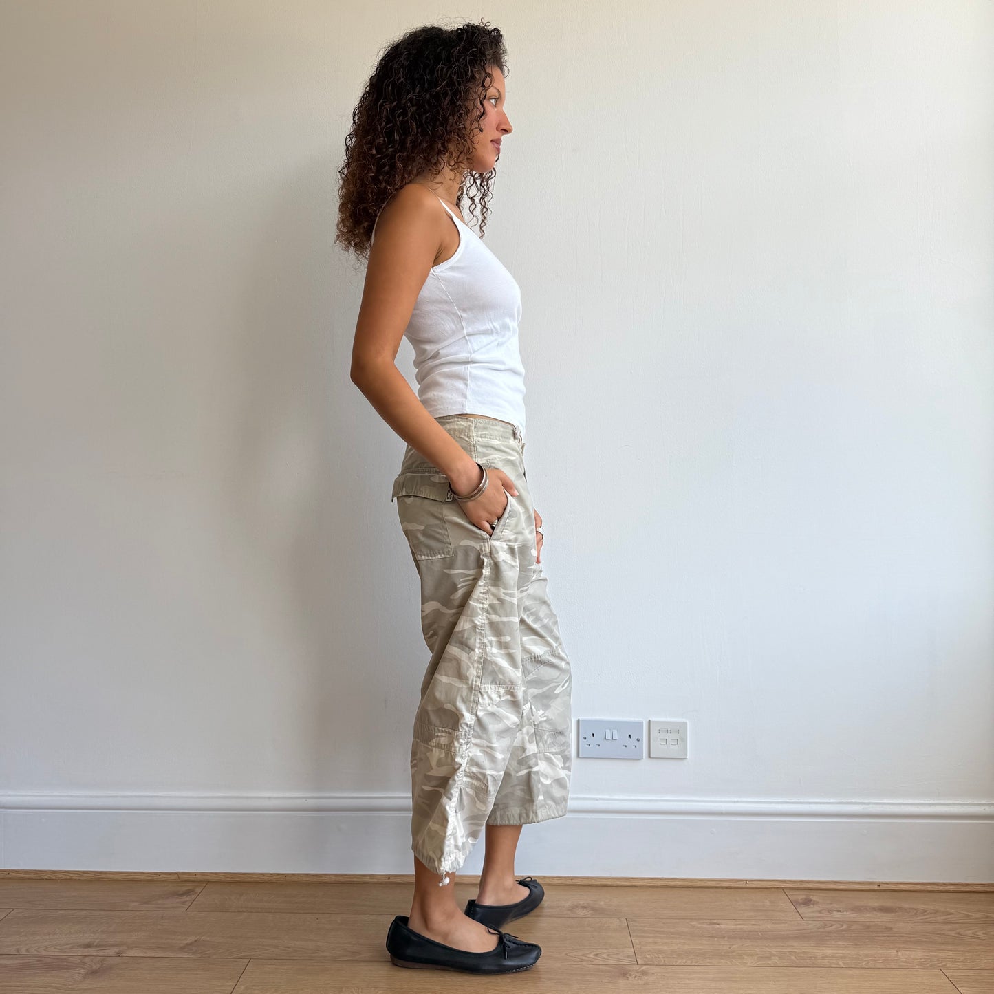Camo cargo toggle capris - Size S