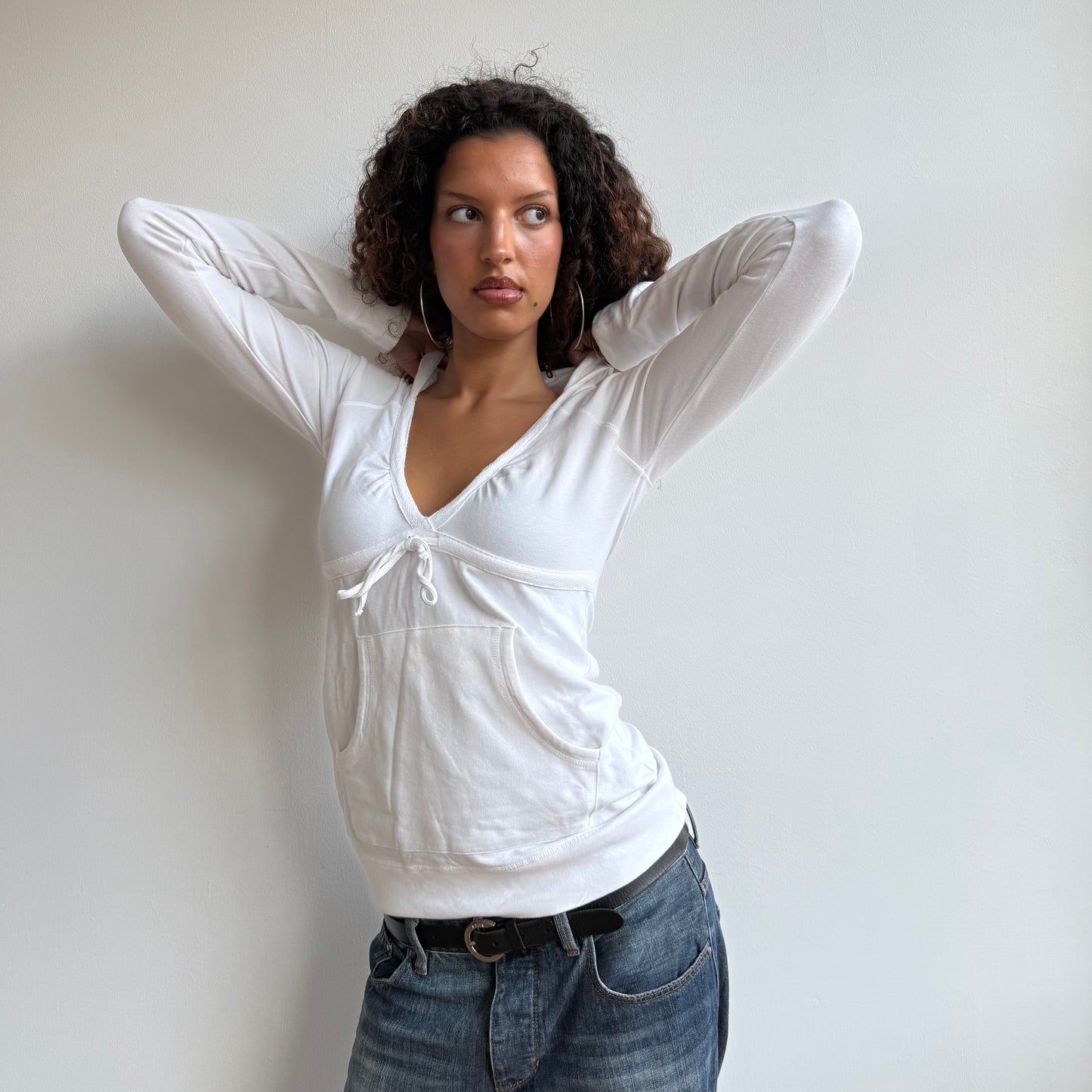 White v-neck hooded top - Size M