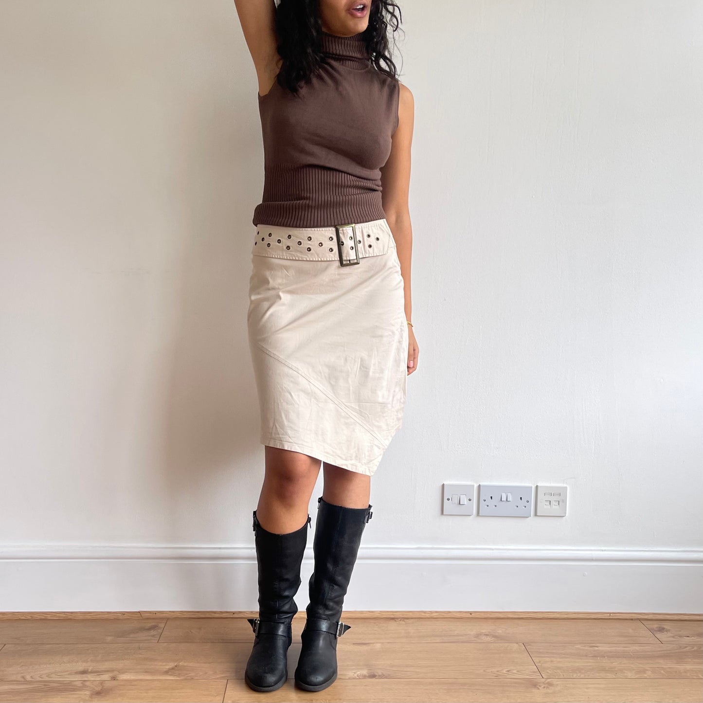 Beige buckle belt skirt - Size M