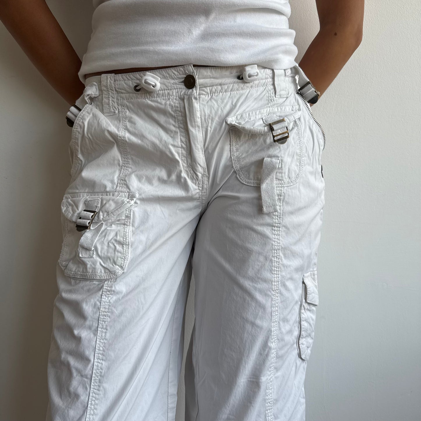 White cargo toggle capris - Size S
