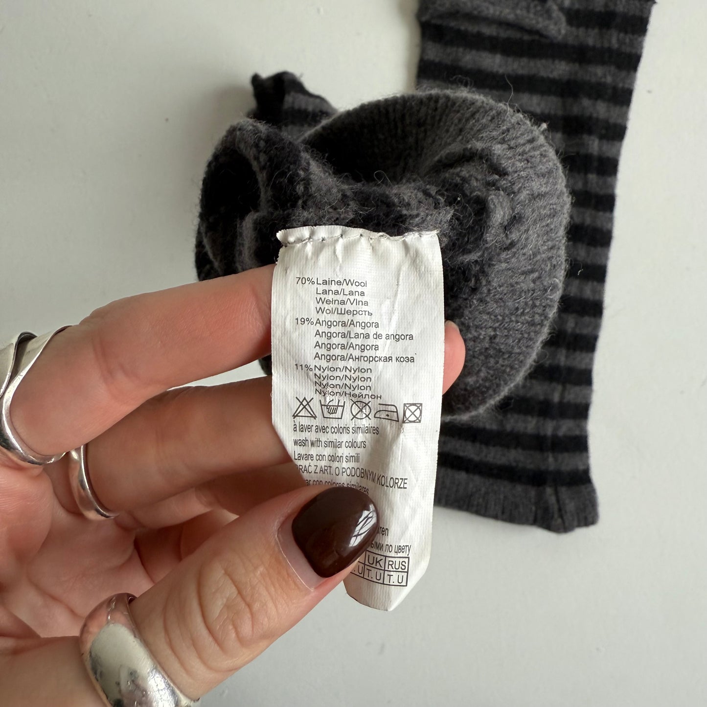 Striped fingerless gloves