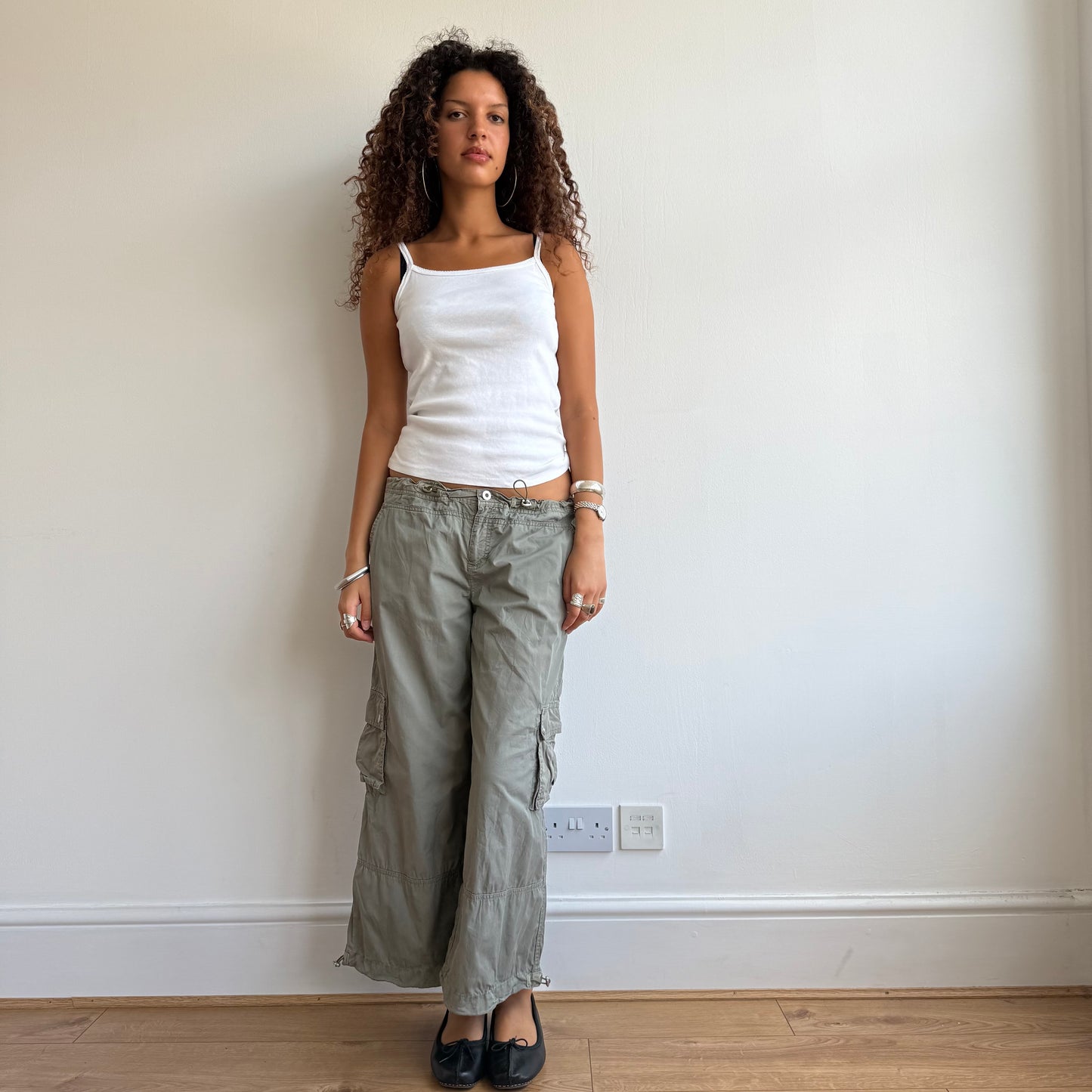 Khaki toggle cargo capris - Size M