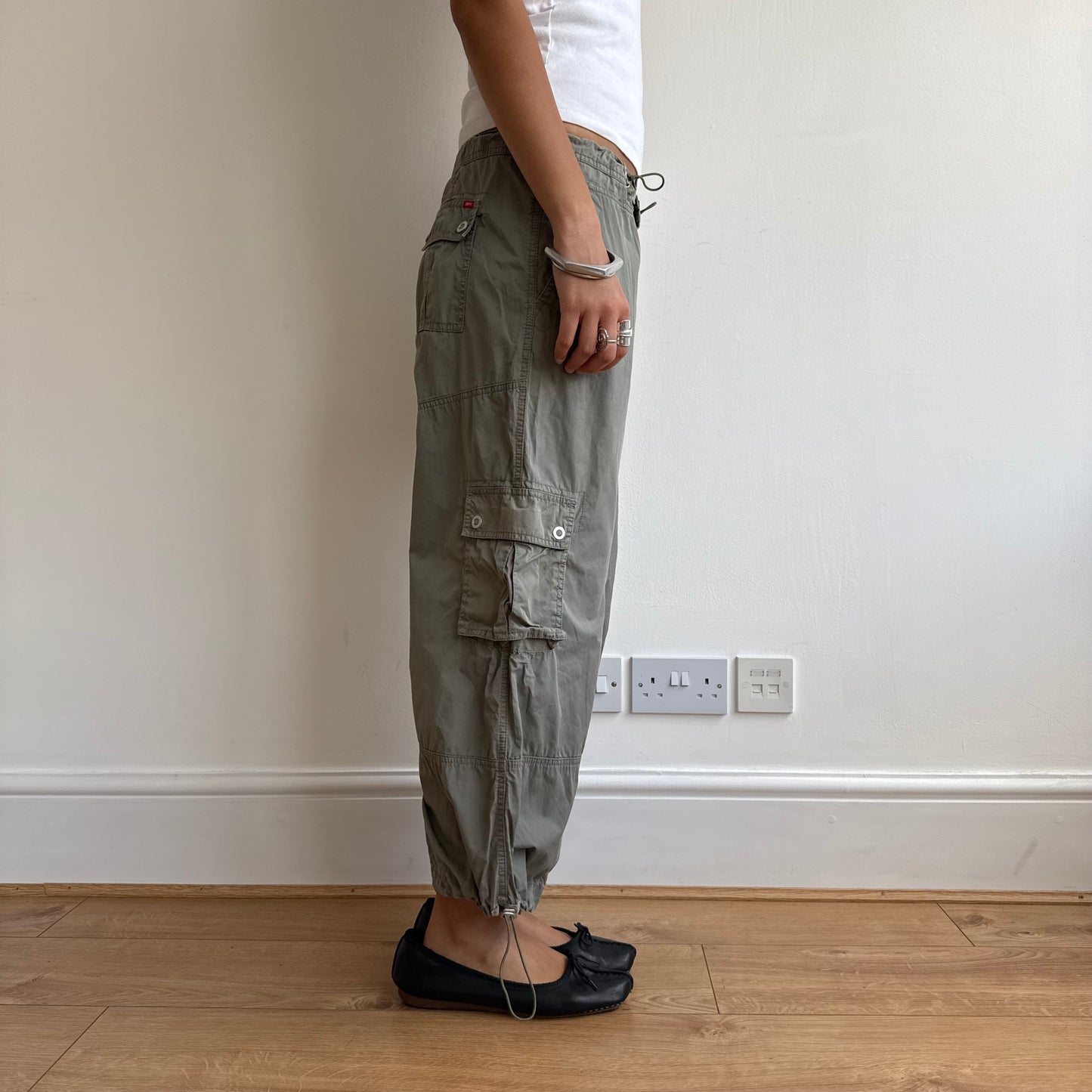 Khaki toggle cargo capris - Size M