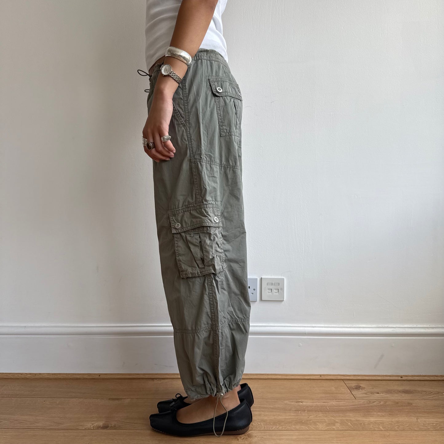 Khaki toggle cargo capris - Size M