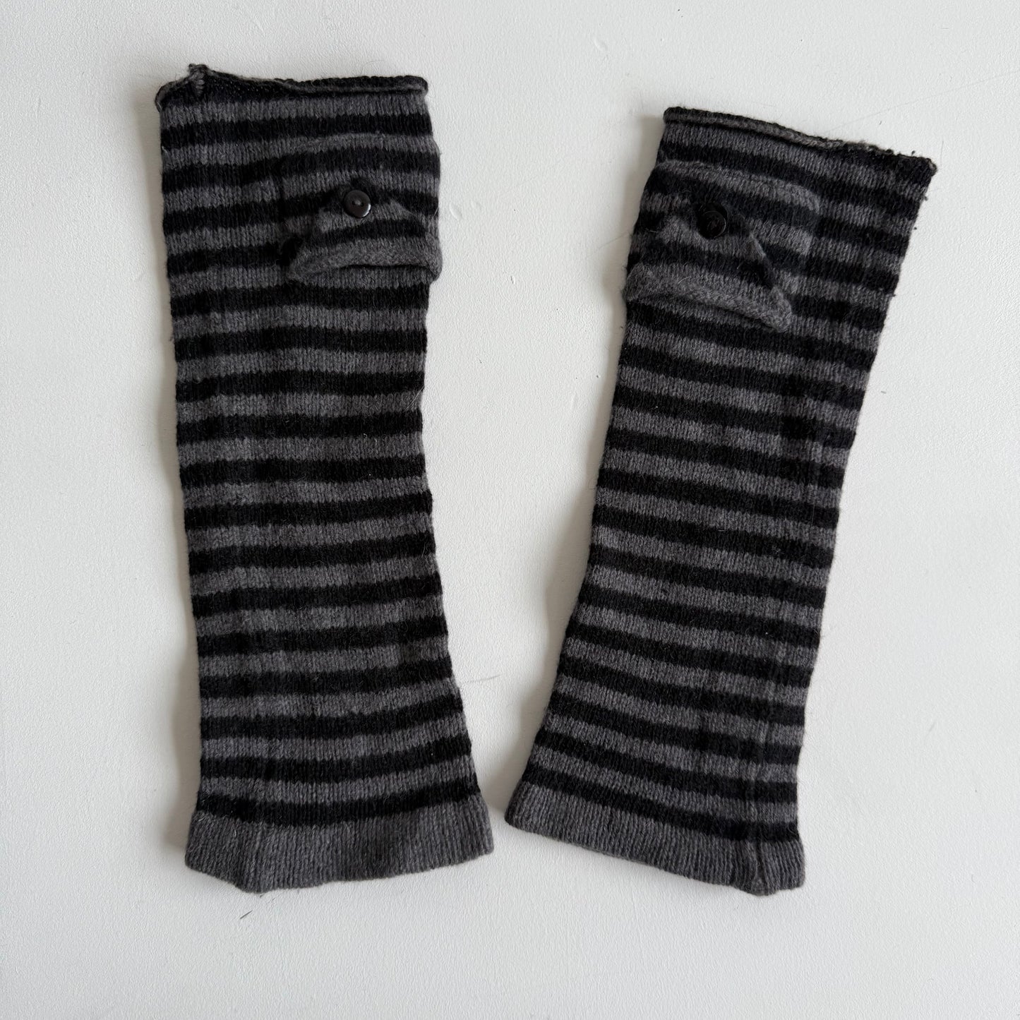 Striped fingerless gloves
