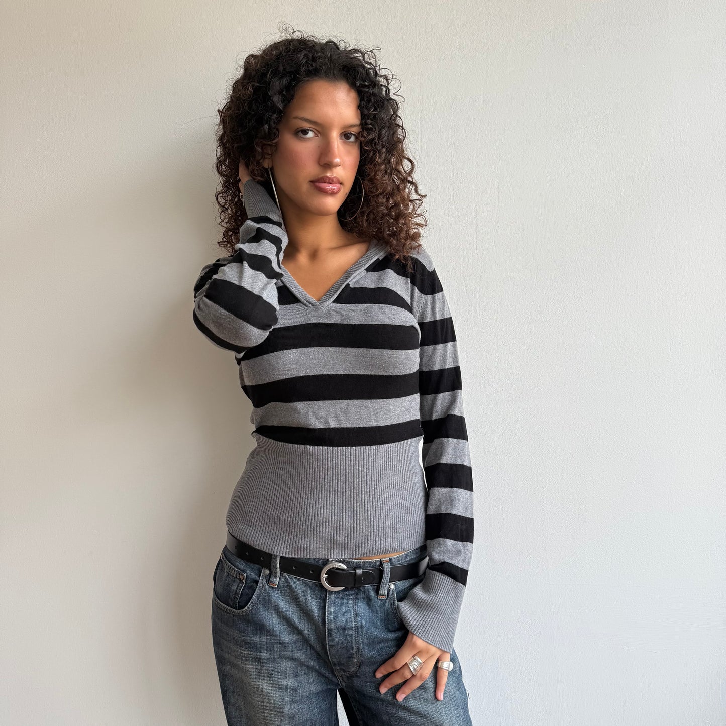Grey + black striped knit hoodie - Size M
