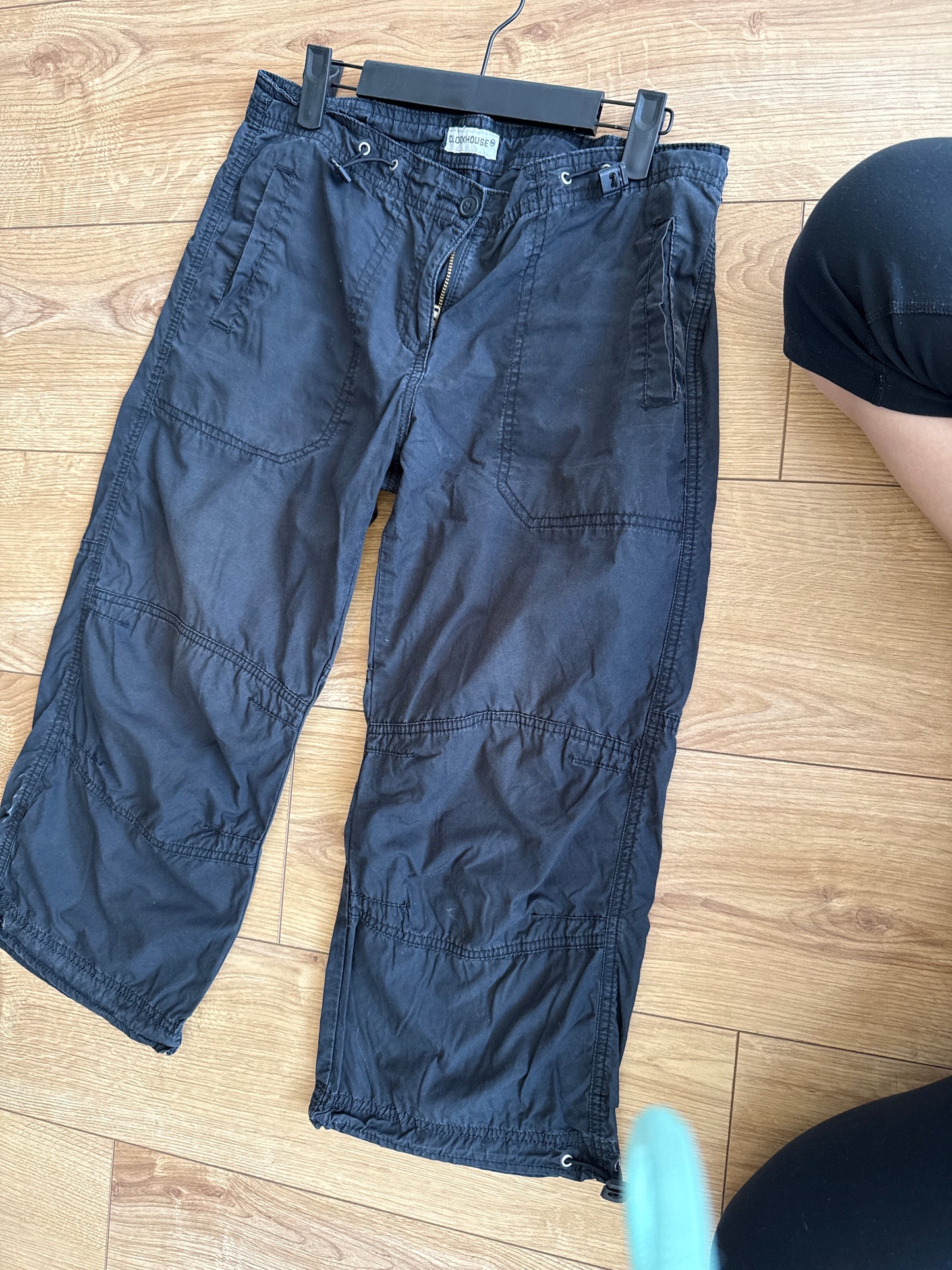 Black toggle cargo capris - Size S