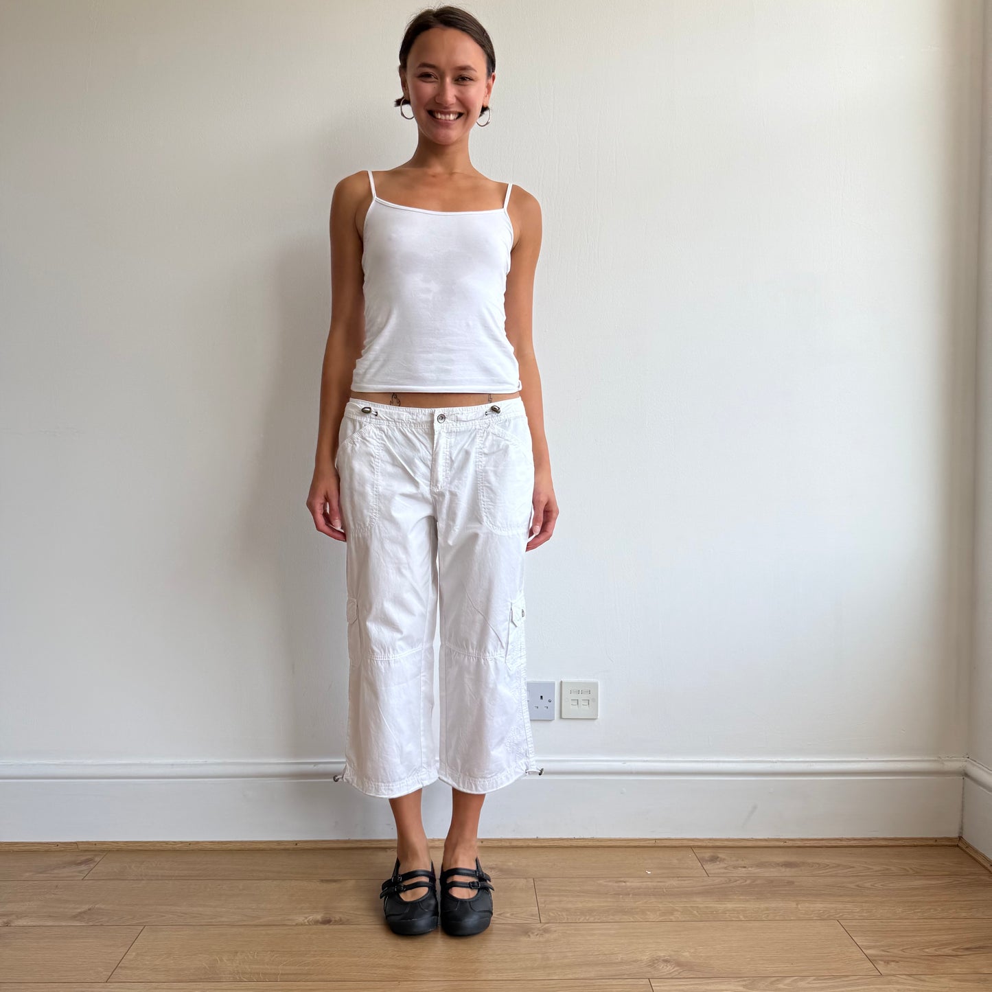 White toggle cargo capris - Size S