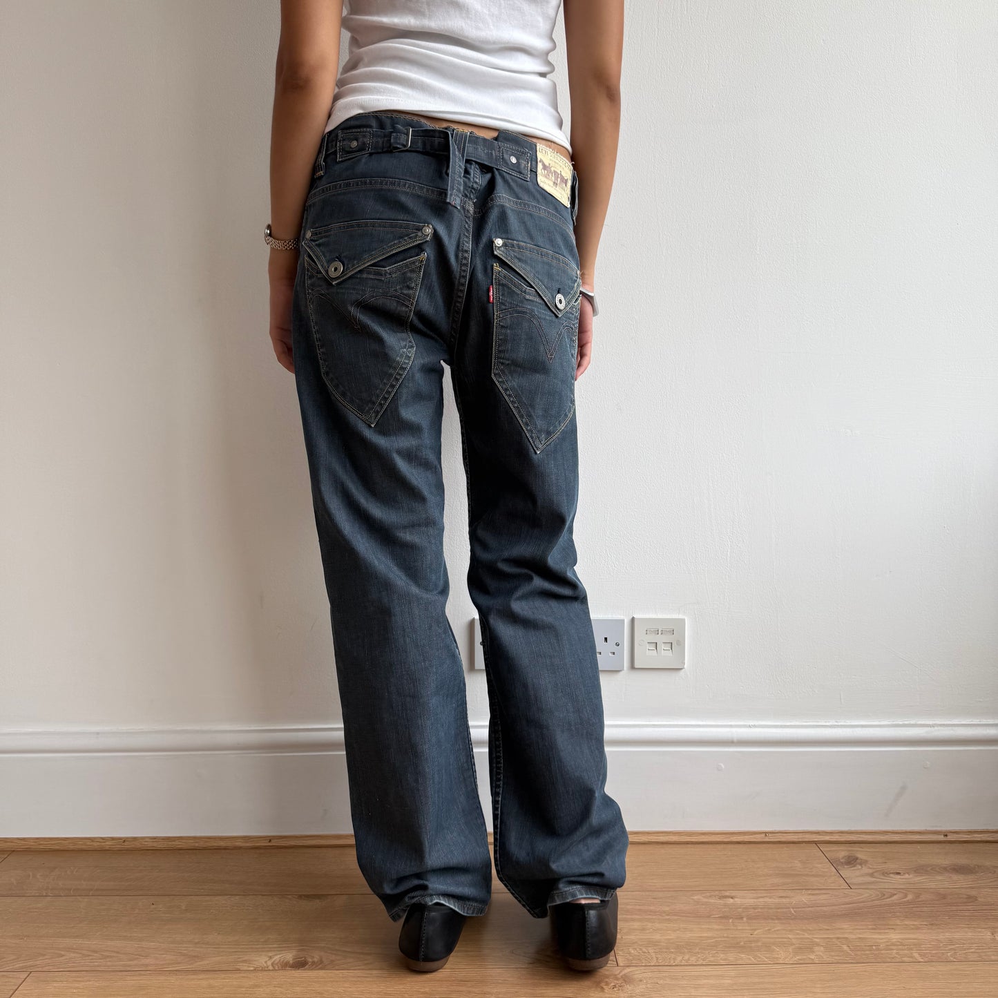 Levis cinch back jeans - Size M