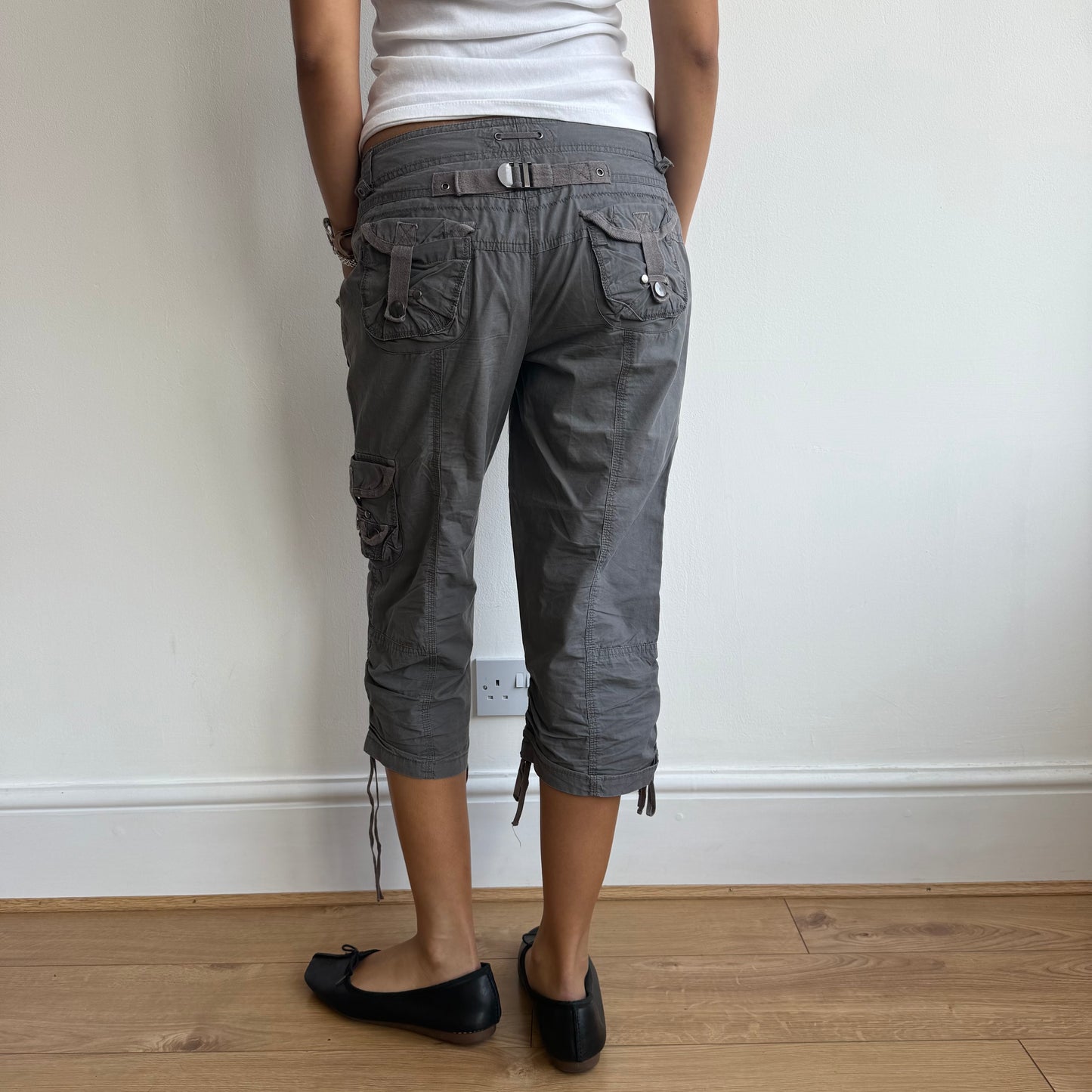Grey cinch back capris - Size M
