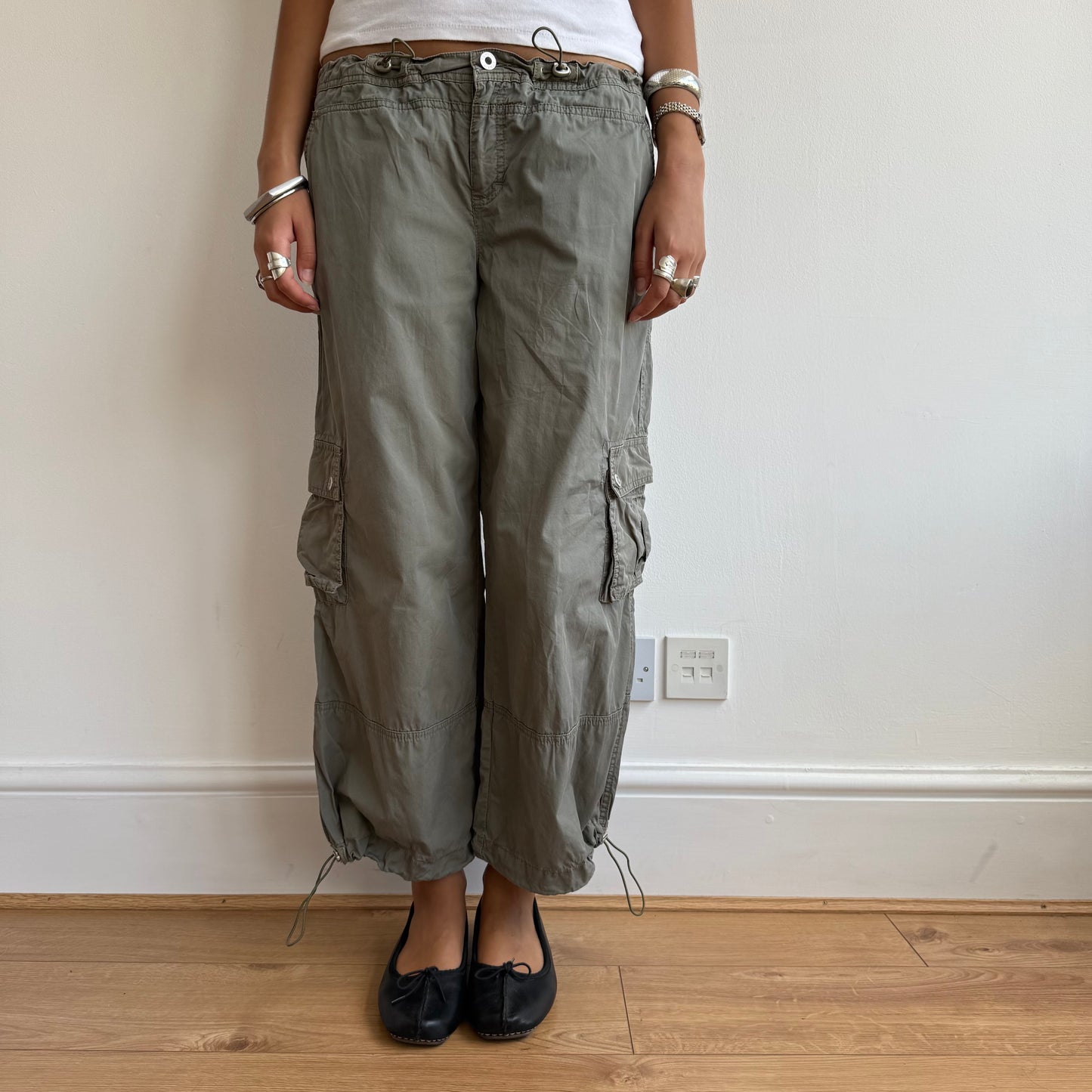 Khaki toggle cargo capris - Size M