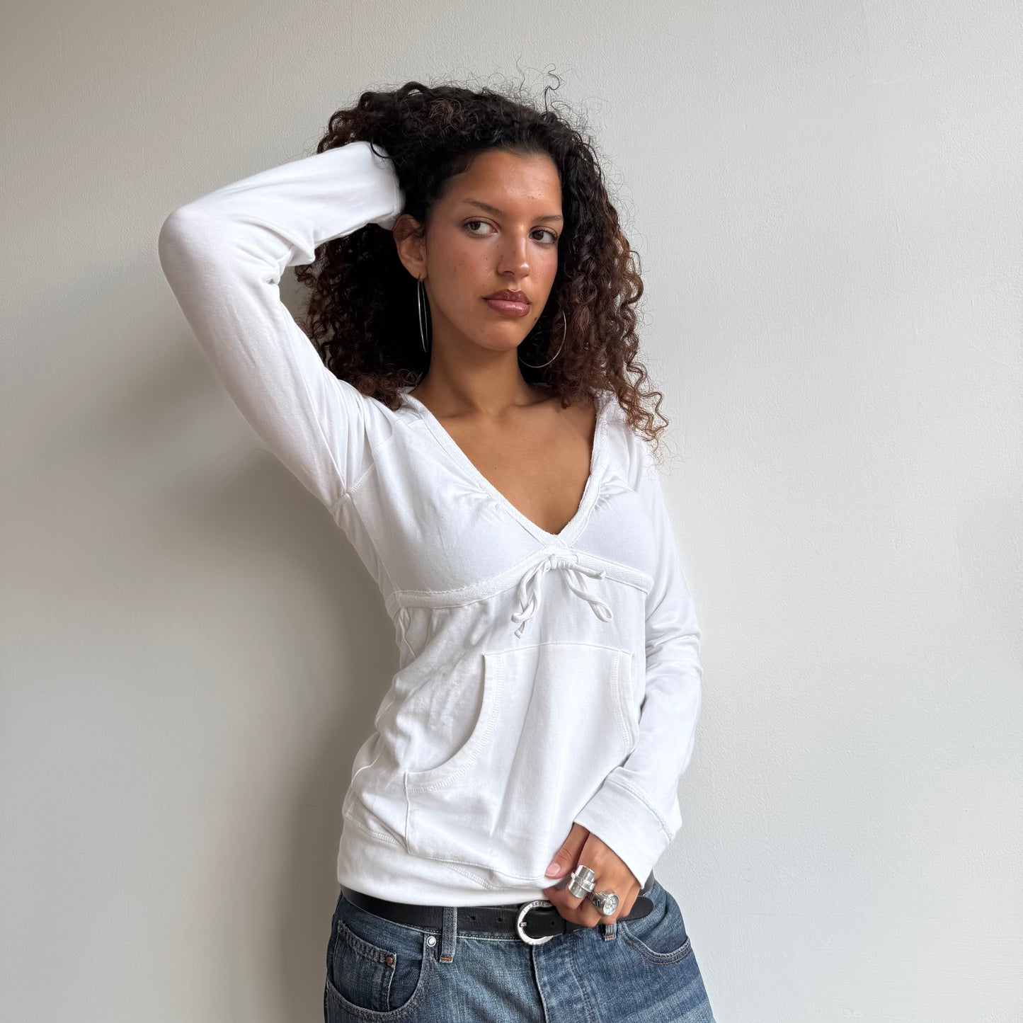 White v-neck hooded top - Size M