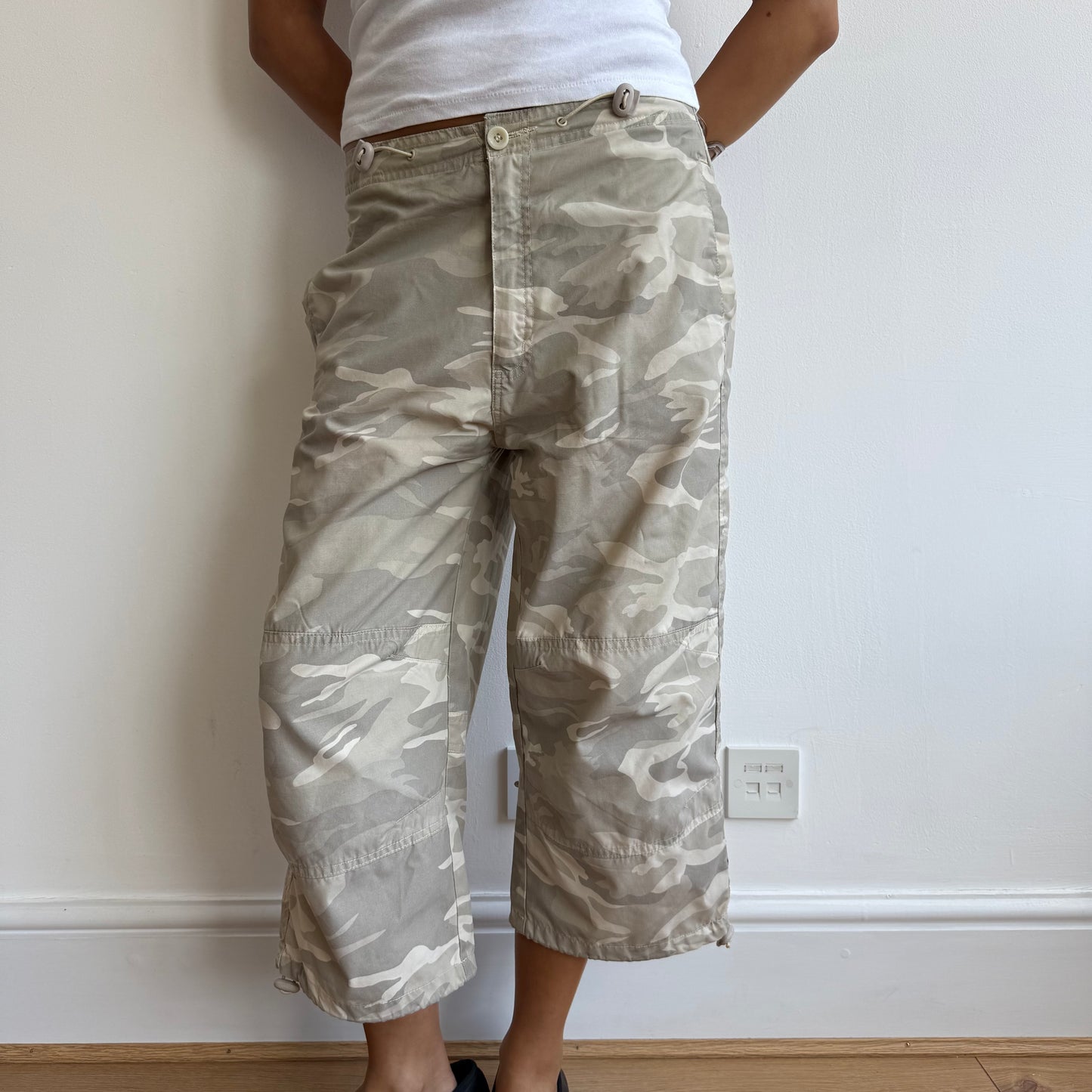 Camo cargo toggle capris - Size S
