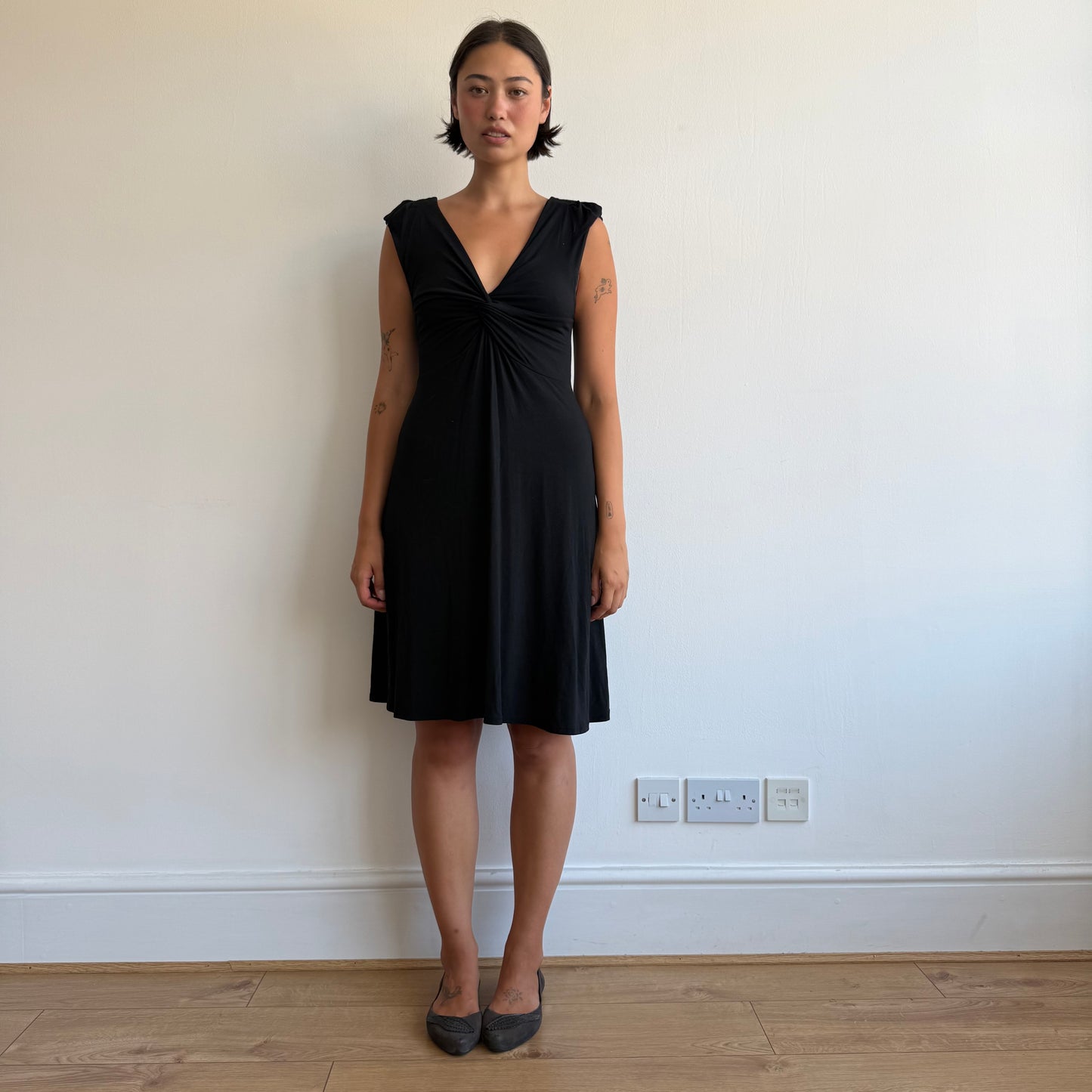 Black twist keyhole midi dress - Size M