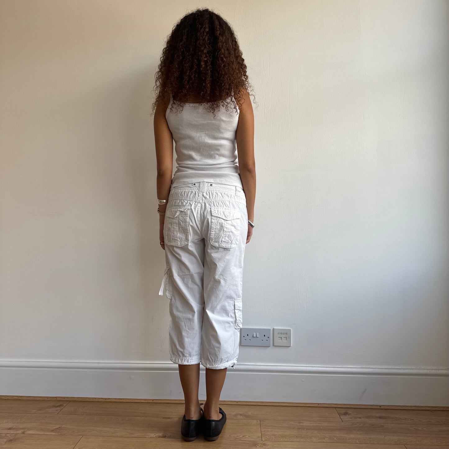 White cargo toggle capris - Size S