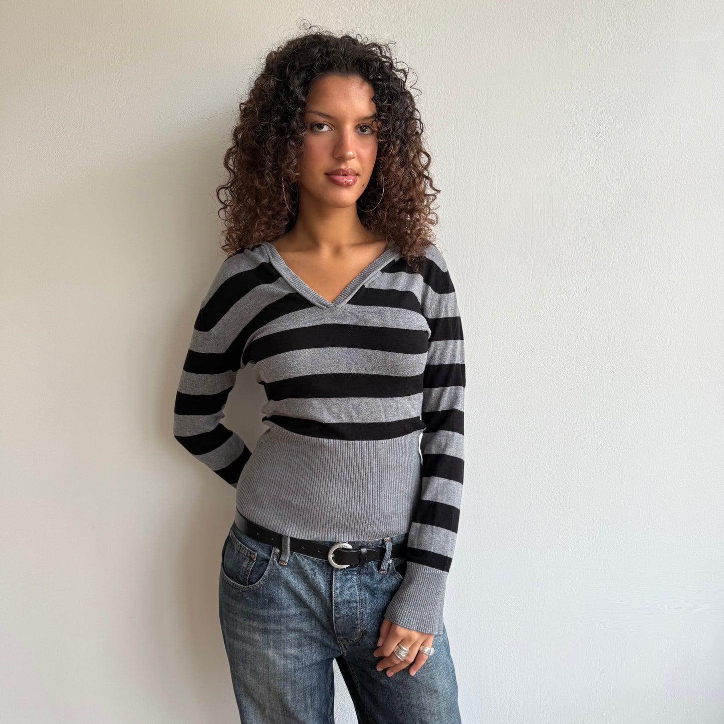 Grey + black striped knit hoodie - Size M
