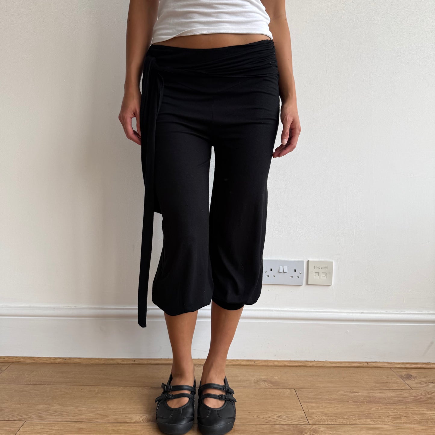 Black bubble tie waist capris - Size S