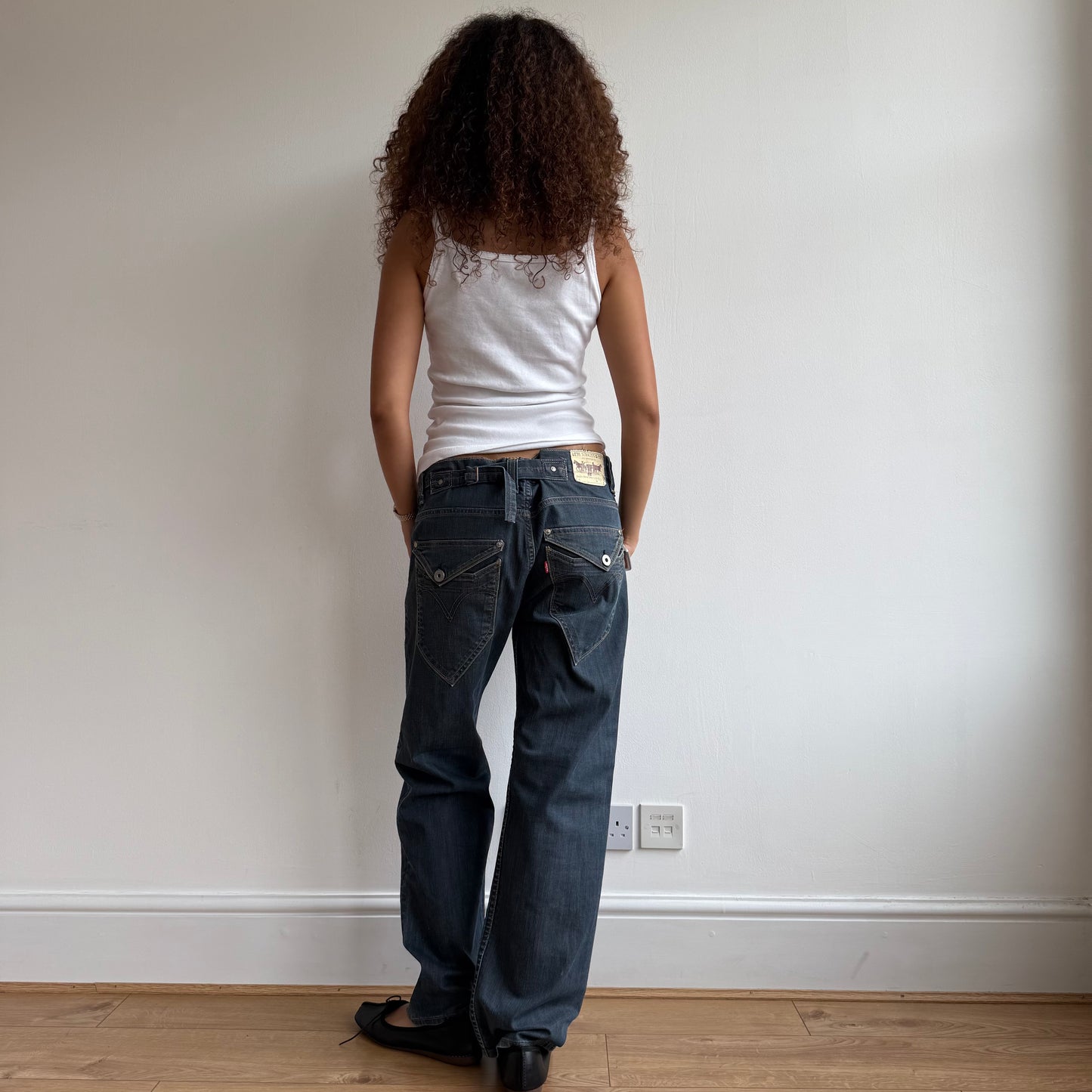 Levis cinch back jeans - Size M
