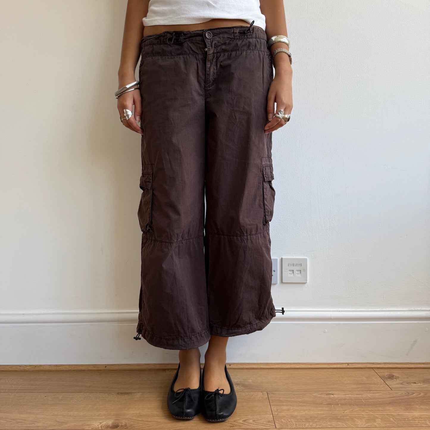 Brown toggle cargo capris - Size M