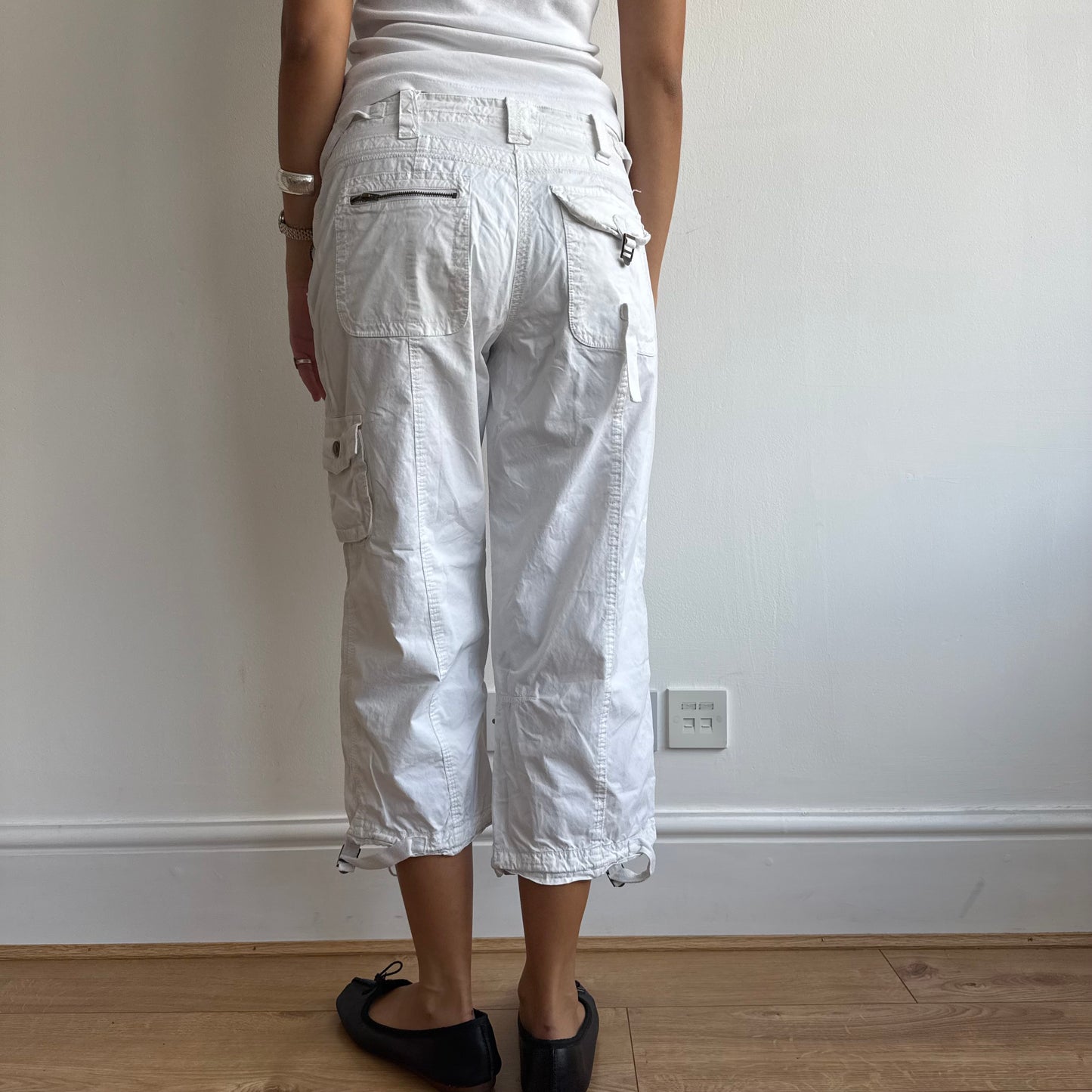 White cargo toggle capris - Size S