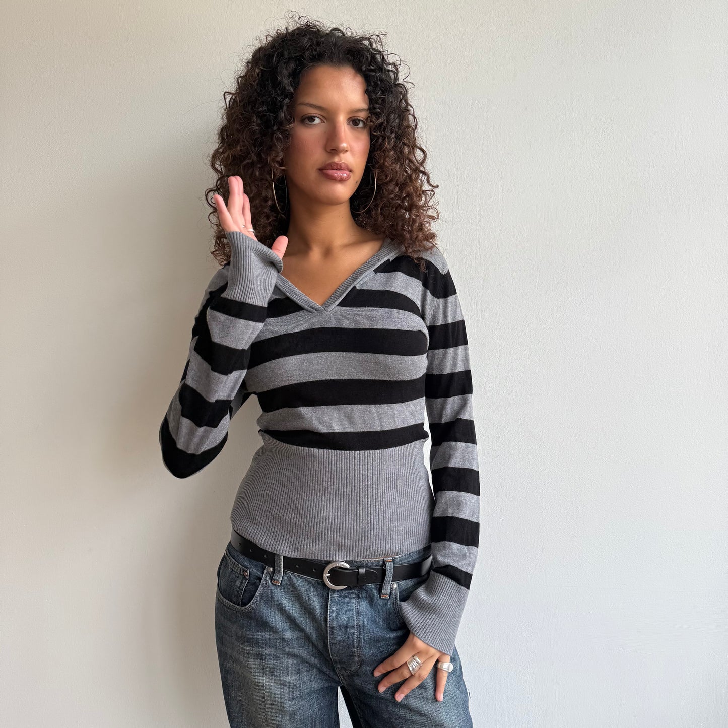 Grey + black striped knit hoodie - Size M