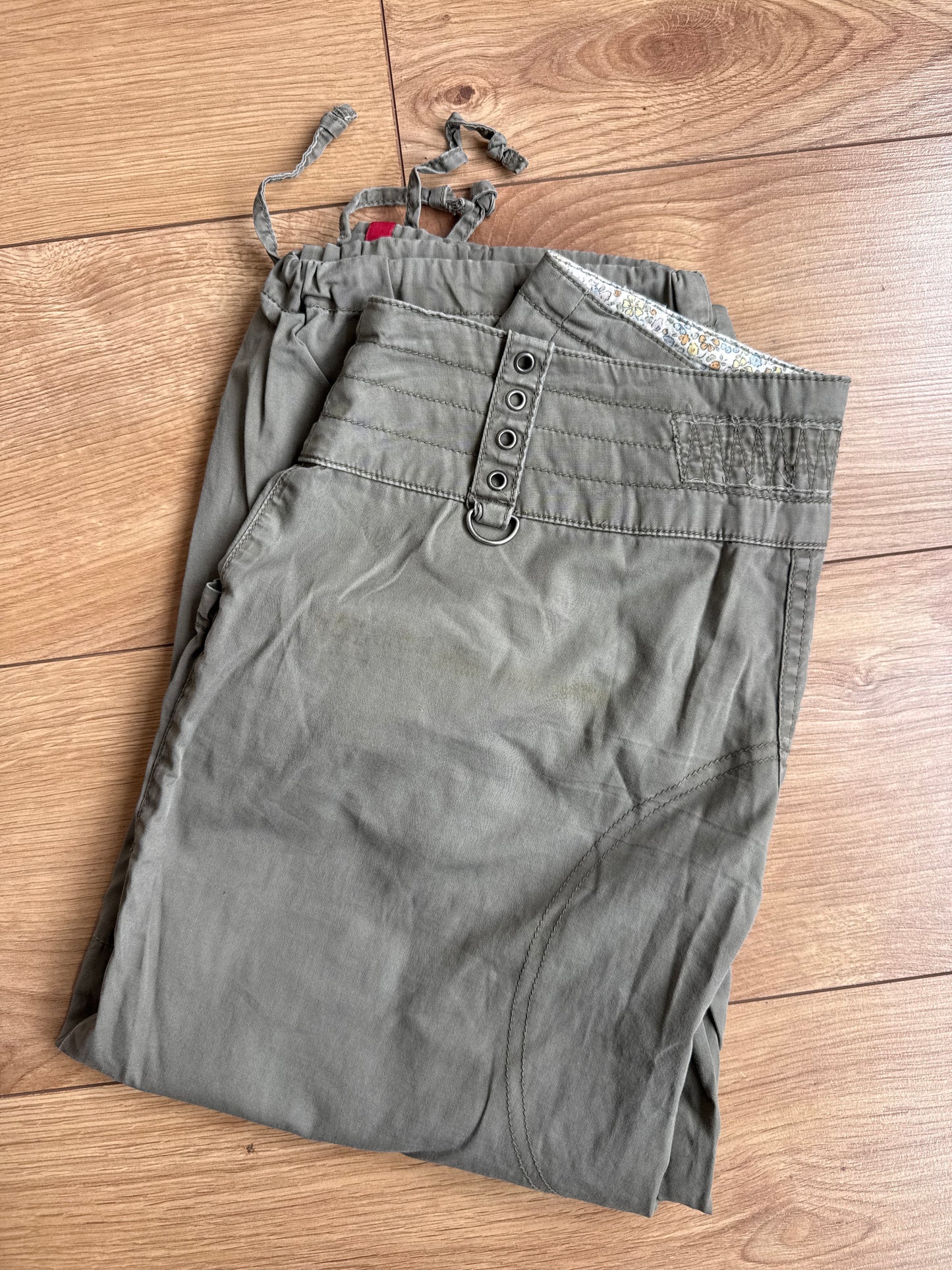 Khaki cargo grommet capris - Size S