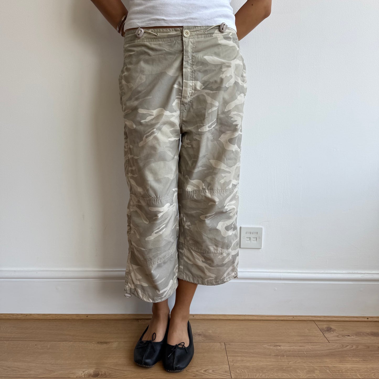 Camo cargo toggle capris - Size S