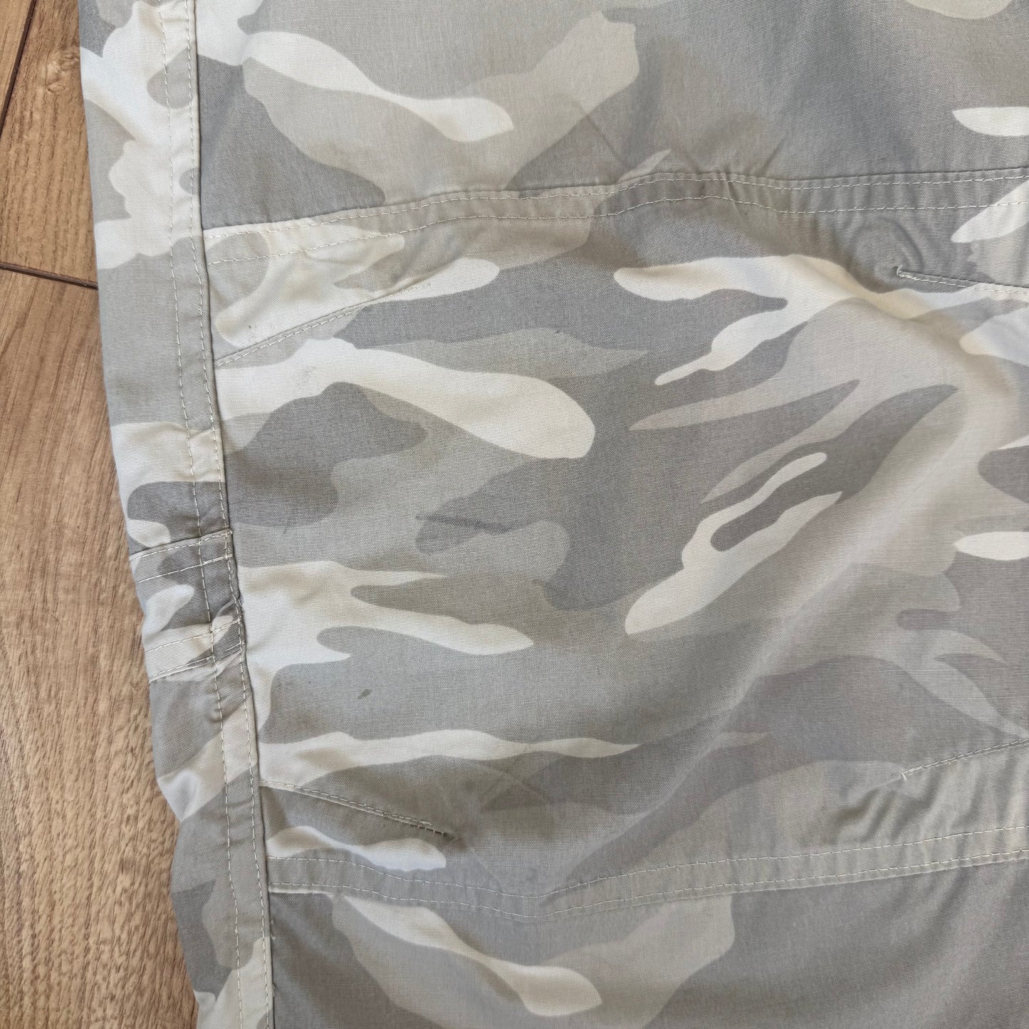 Camo cargo toggle capris - Size S