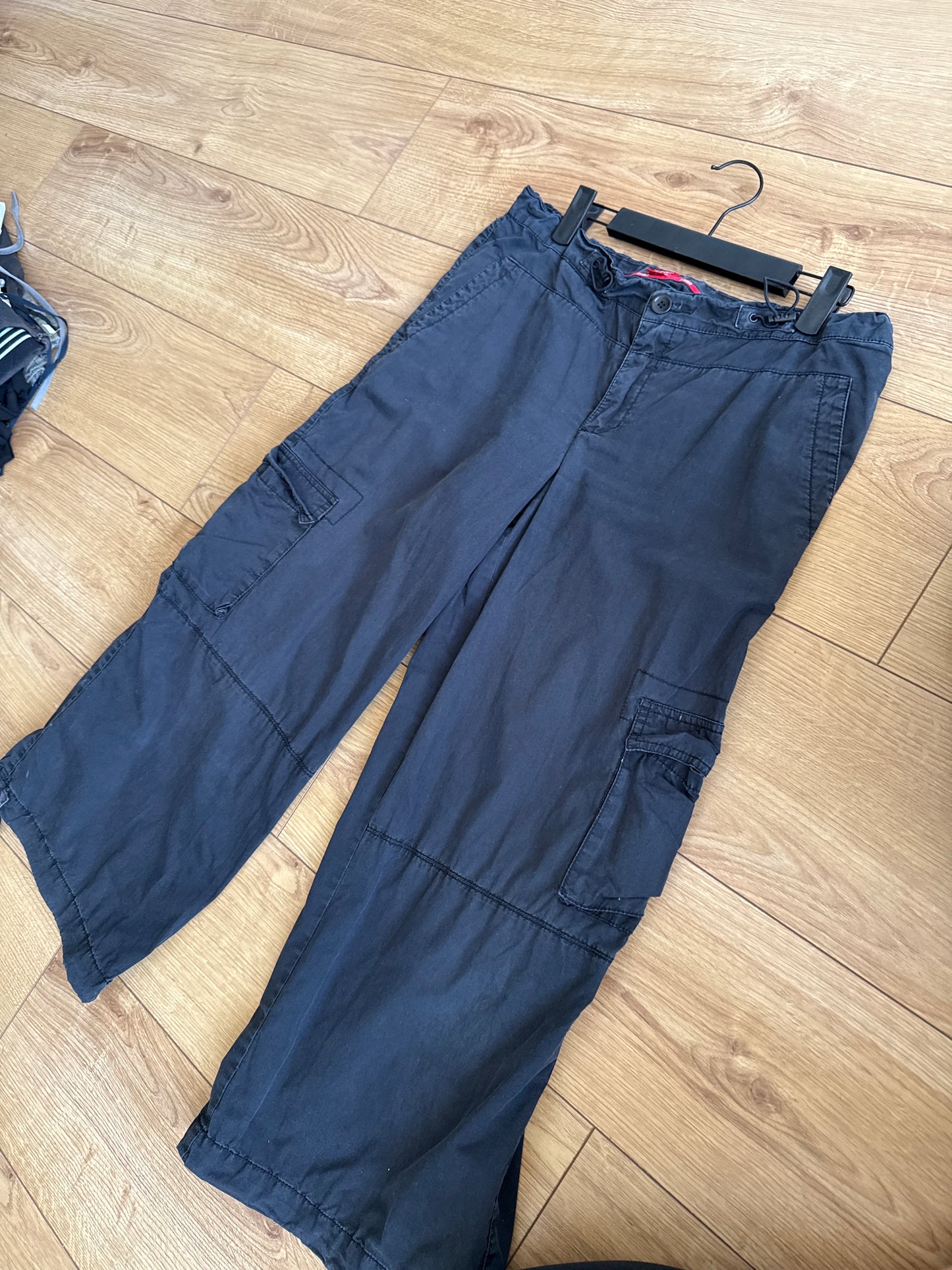 Black toggle cargo capris - Size S/M