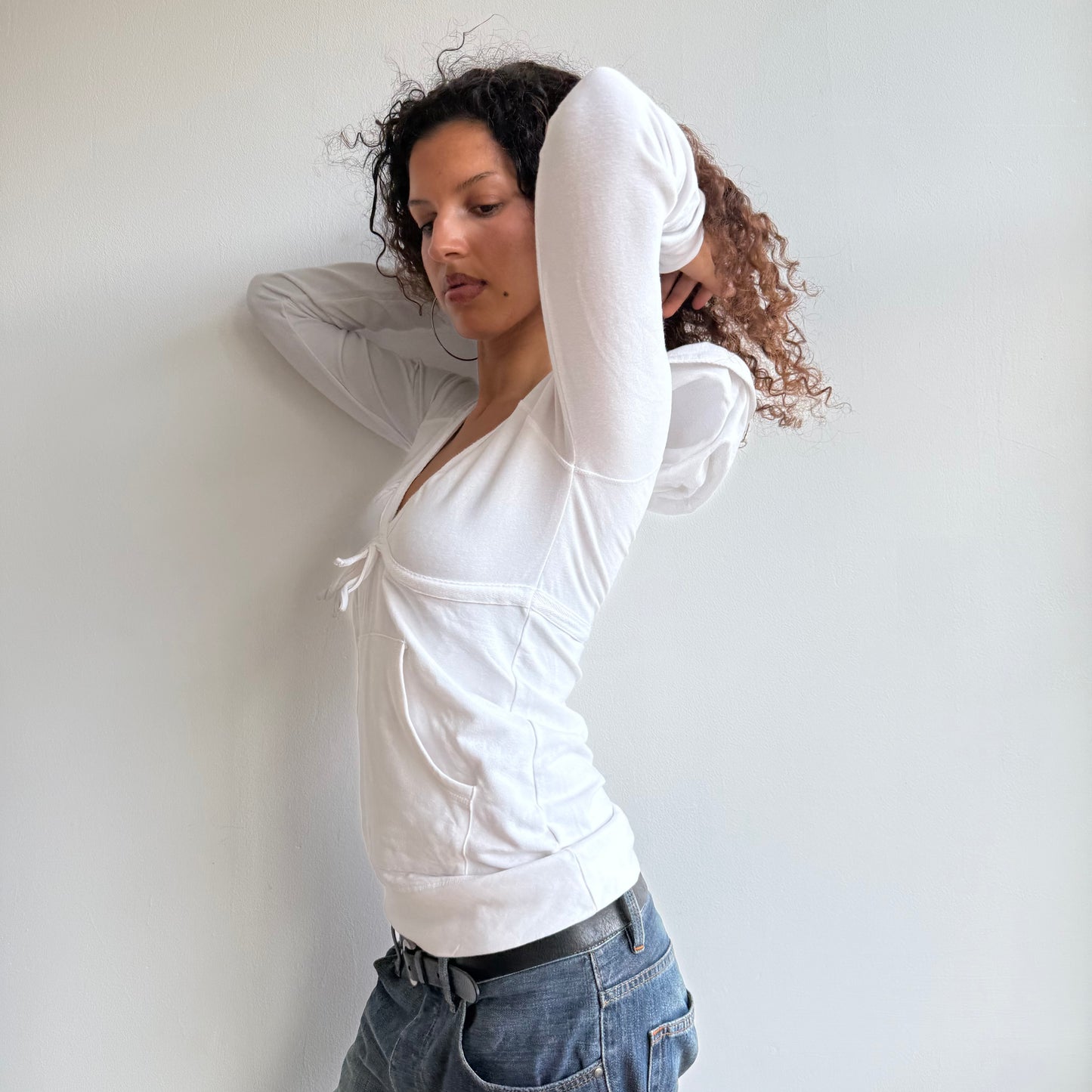 White v-neck hooded top - Size M