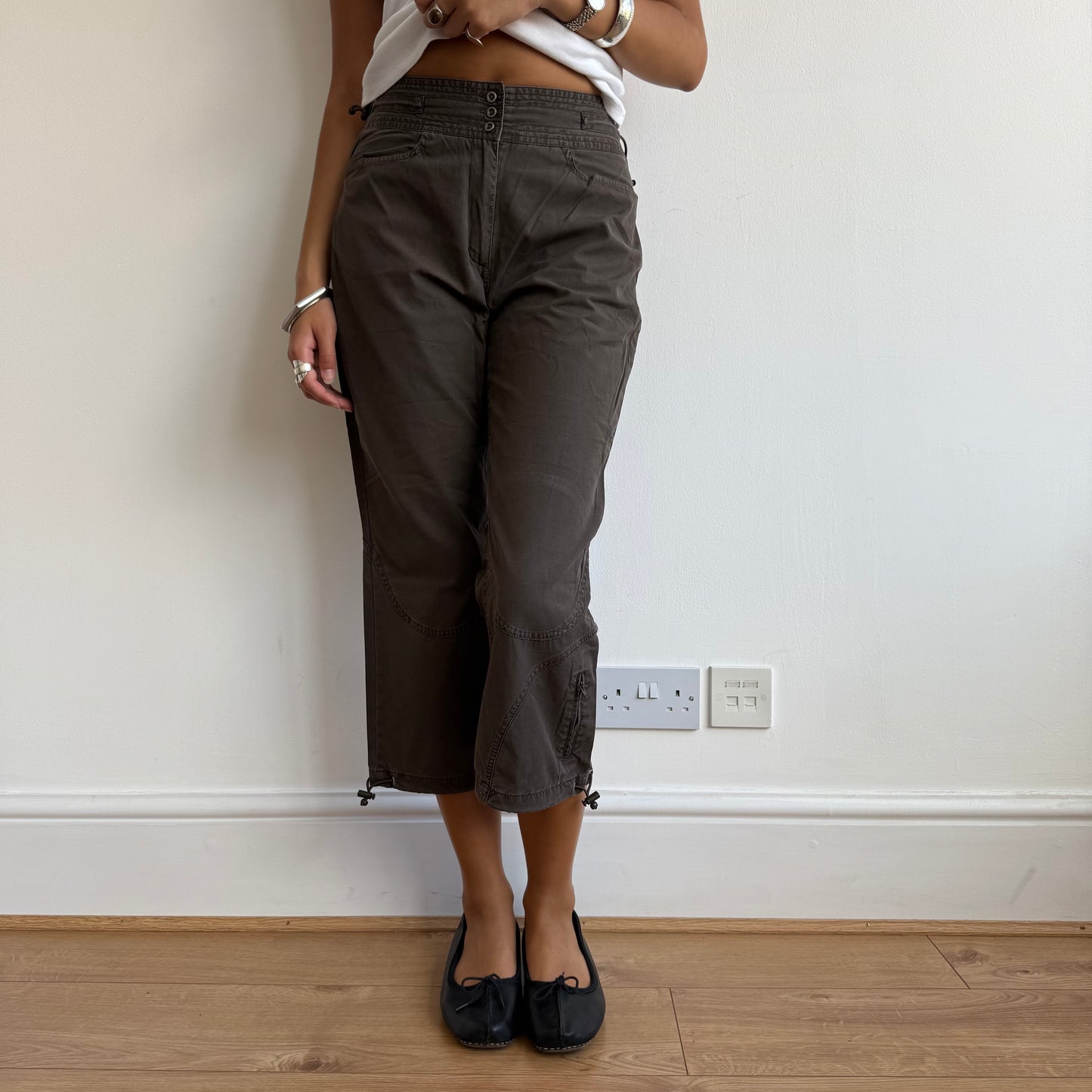 Brown toggle cargo capris - Size S