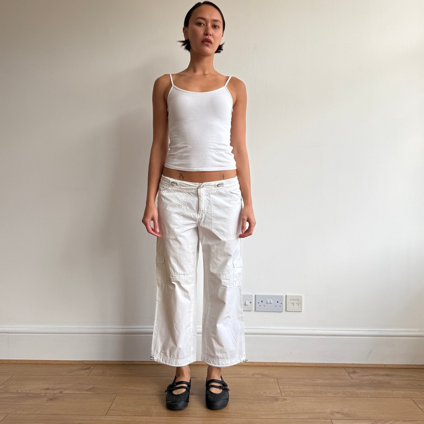 White toggle cargo capris - Size S-M