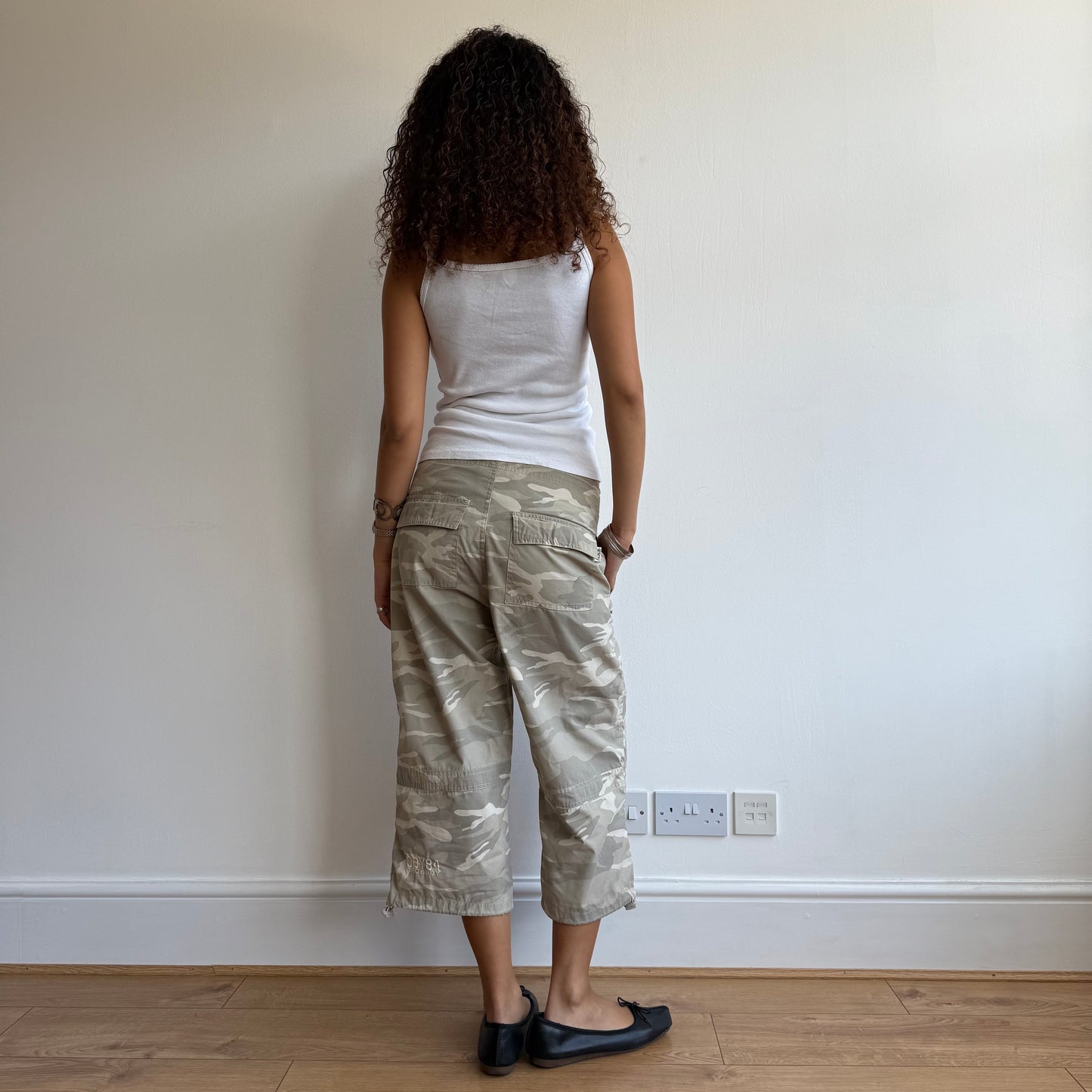 Camo cargo toggle capris - Size S