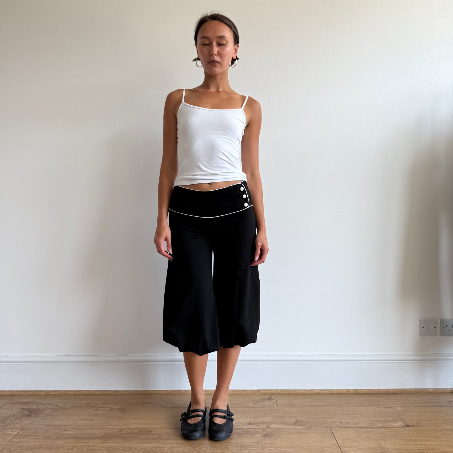 Black + white bubble button capris - Size S