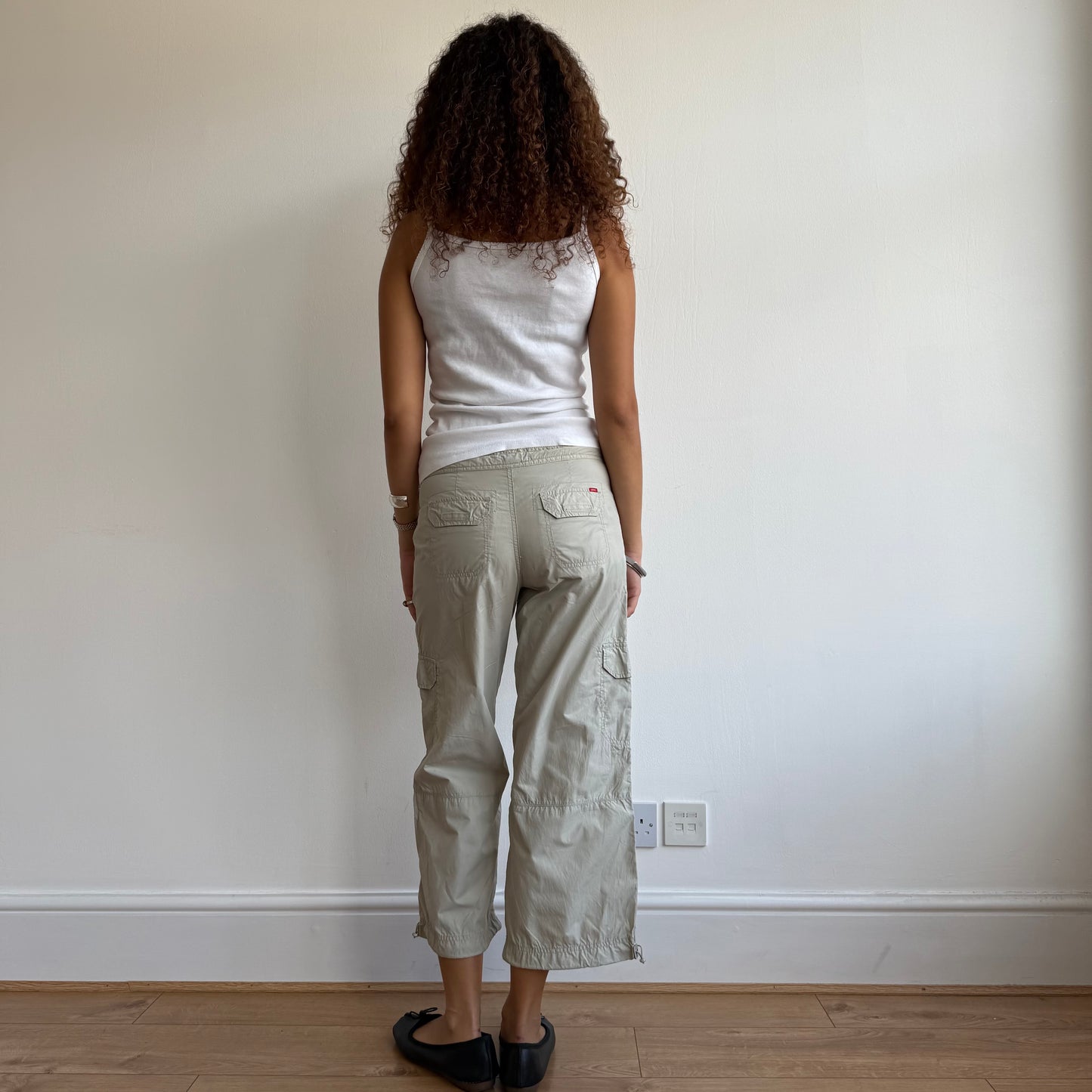 Beige toggle cargo capris - Size M