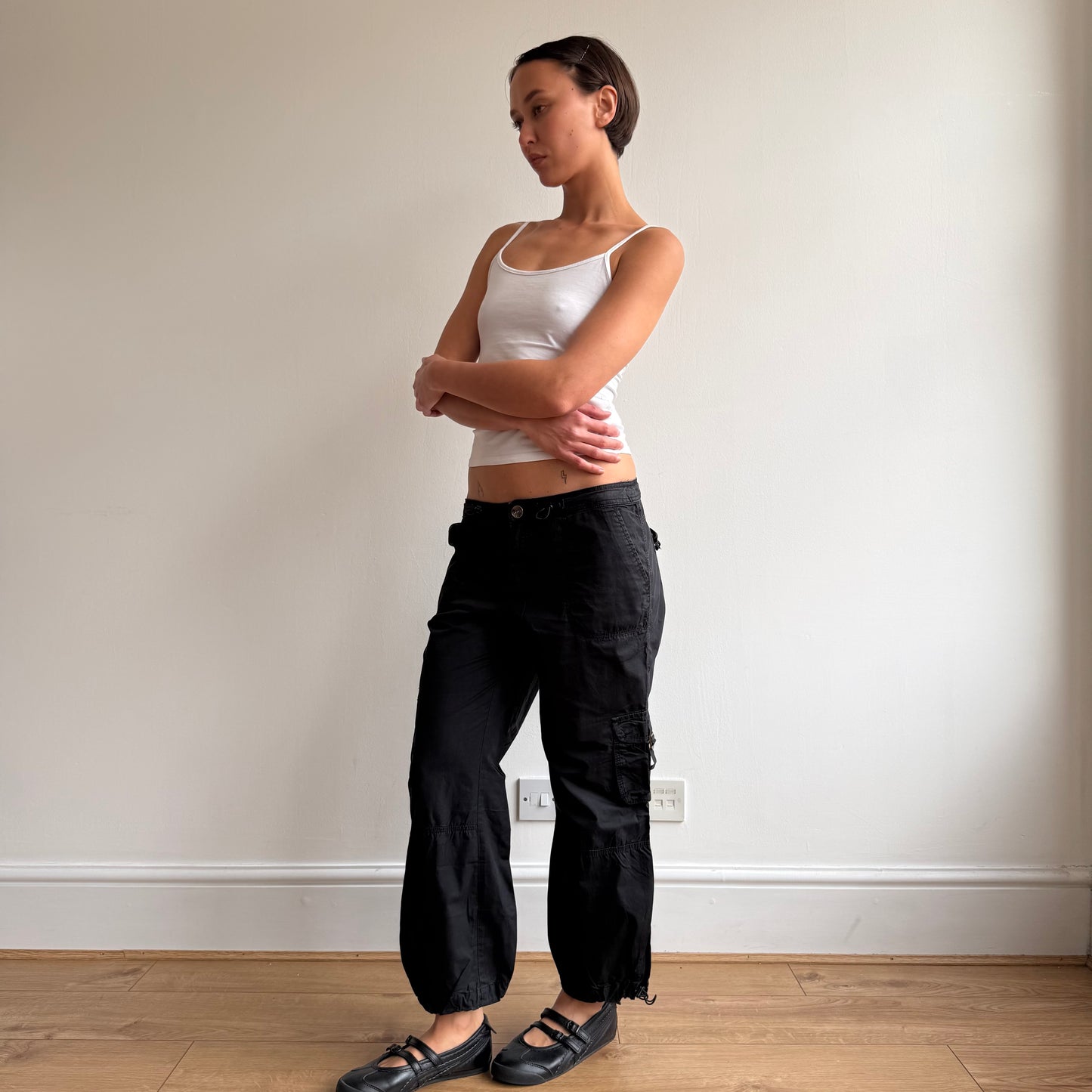 Black toggle cargo capris - Size M