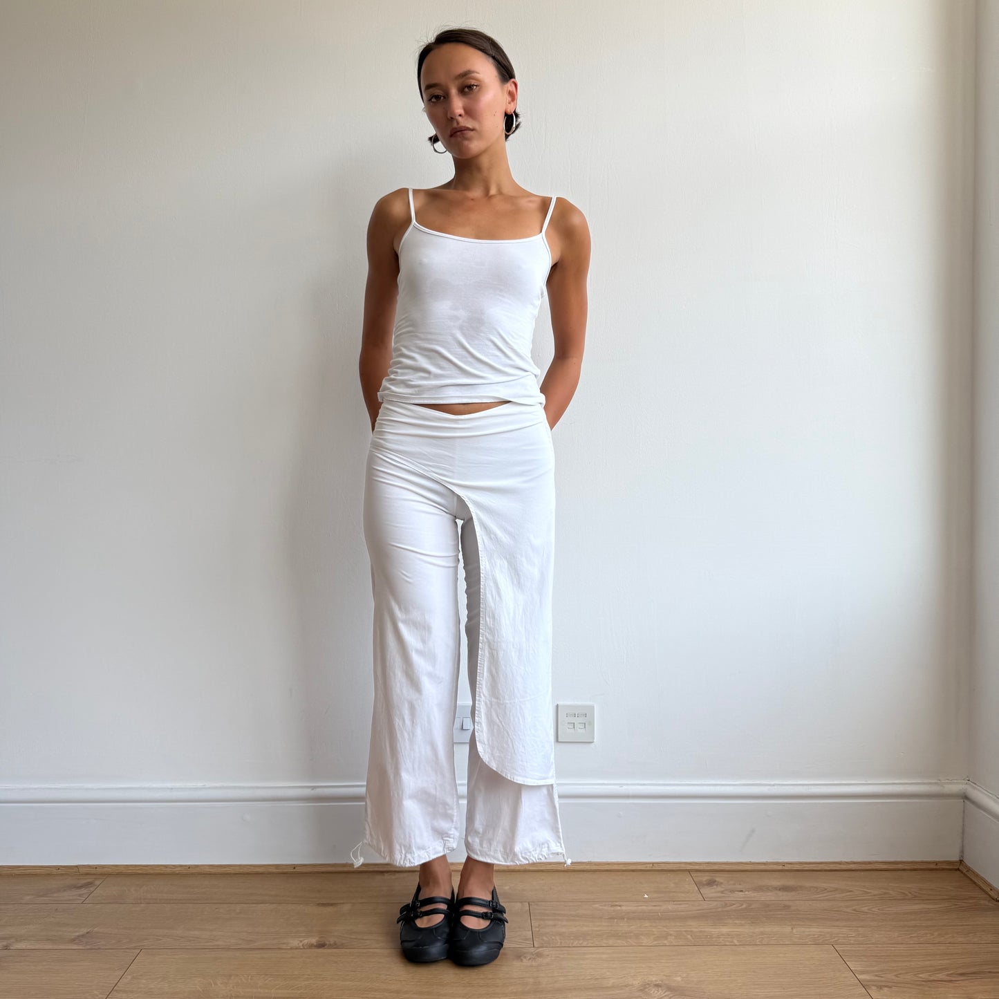 White wrap front toggle capris - Size XS