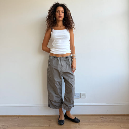 Khaki toggle cargo capris - Size L