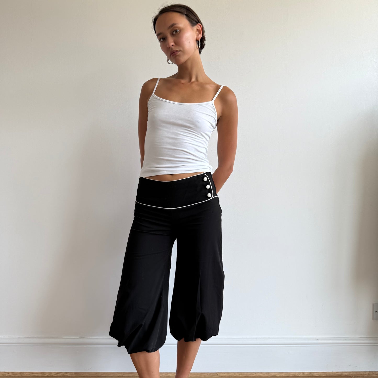 Black + white bubble button capris - Size S