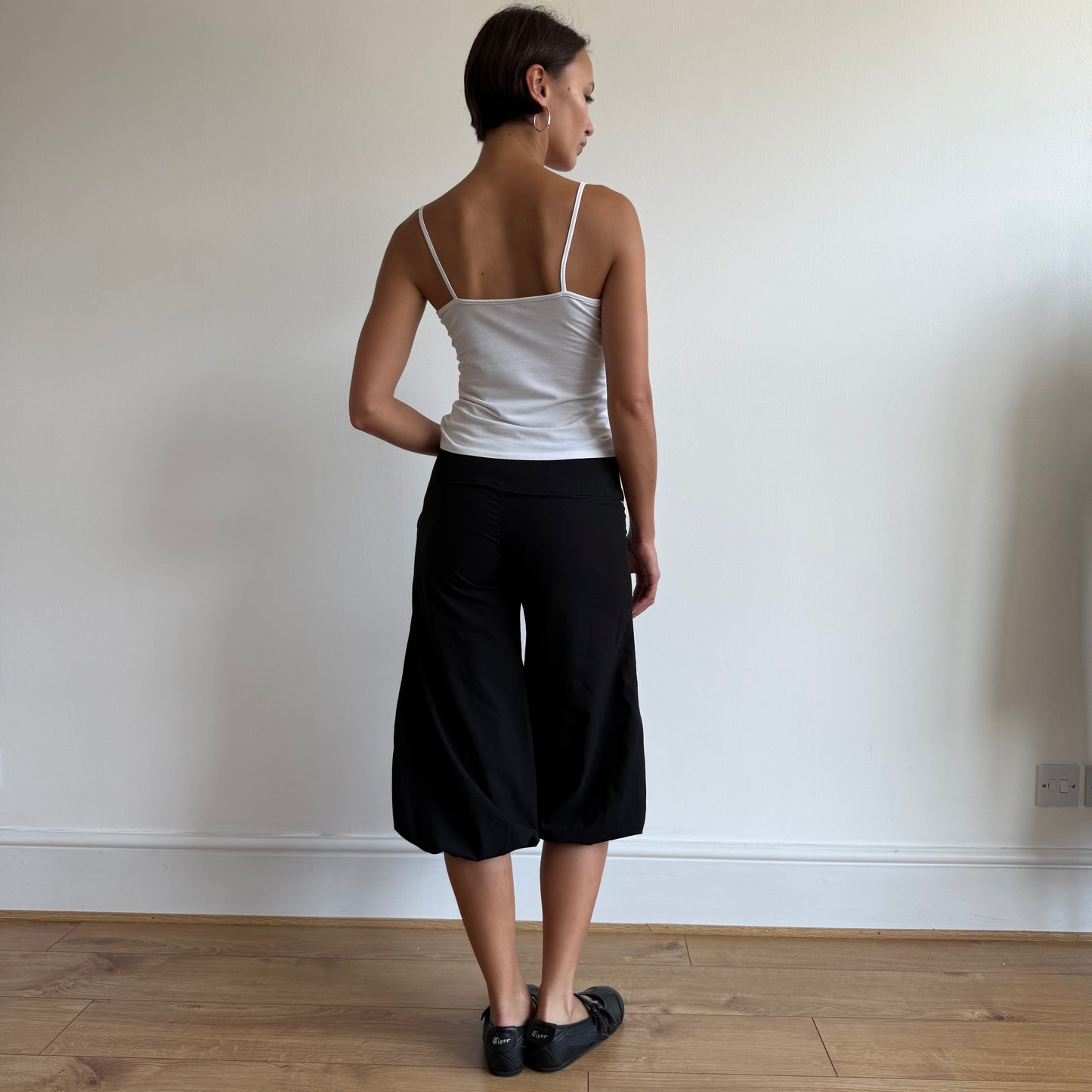 Black + white bubble button capris - Size S