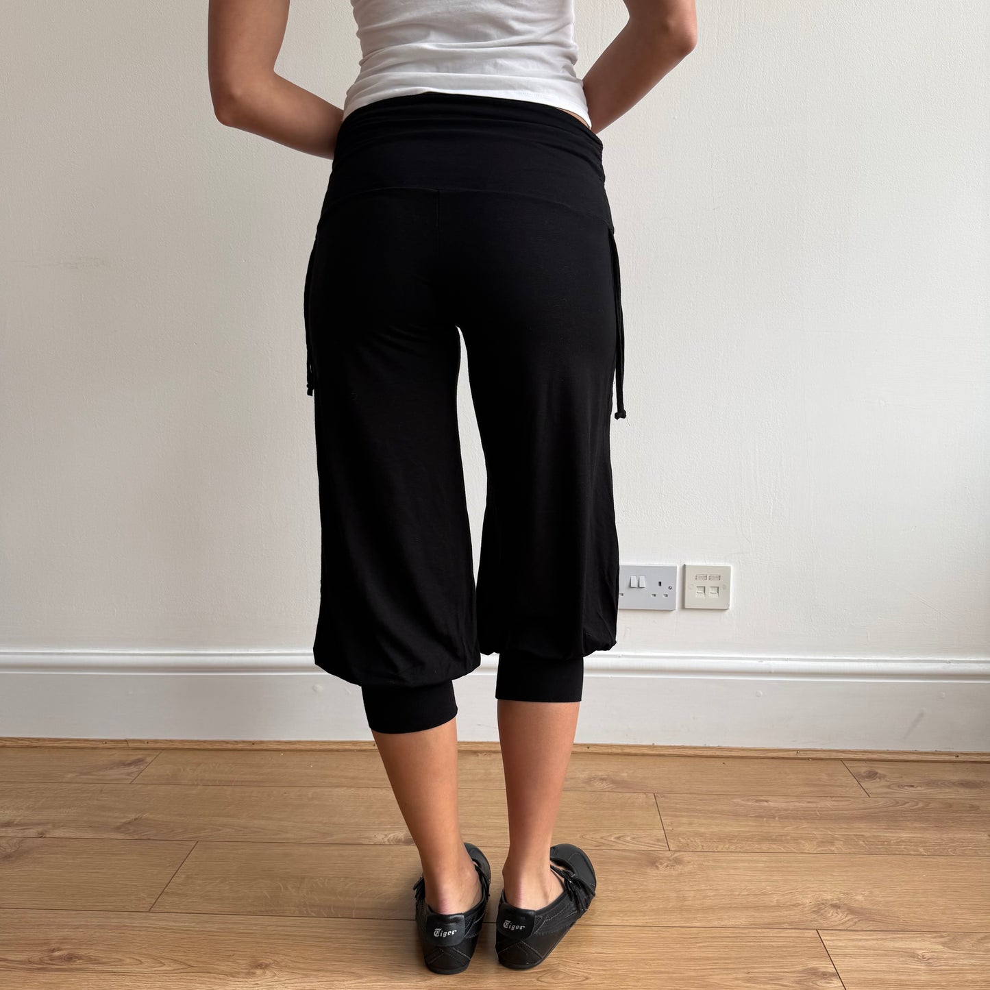 Black adjustable ruched capris - Size S