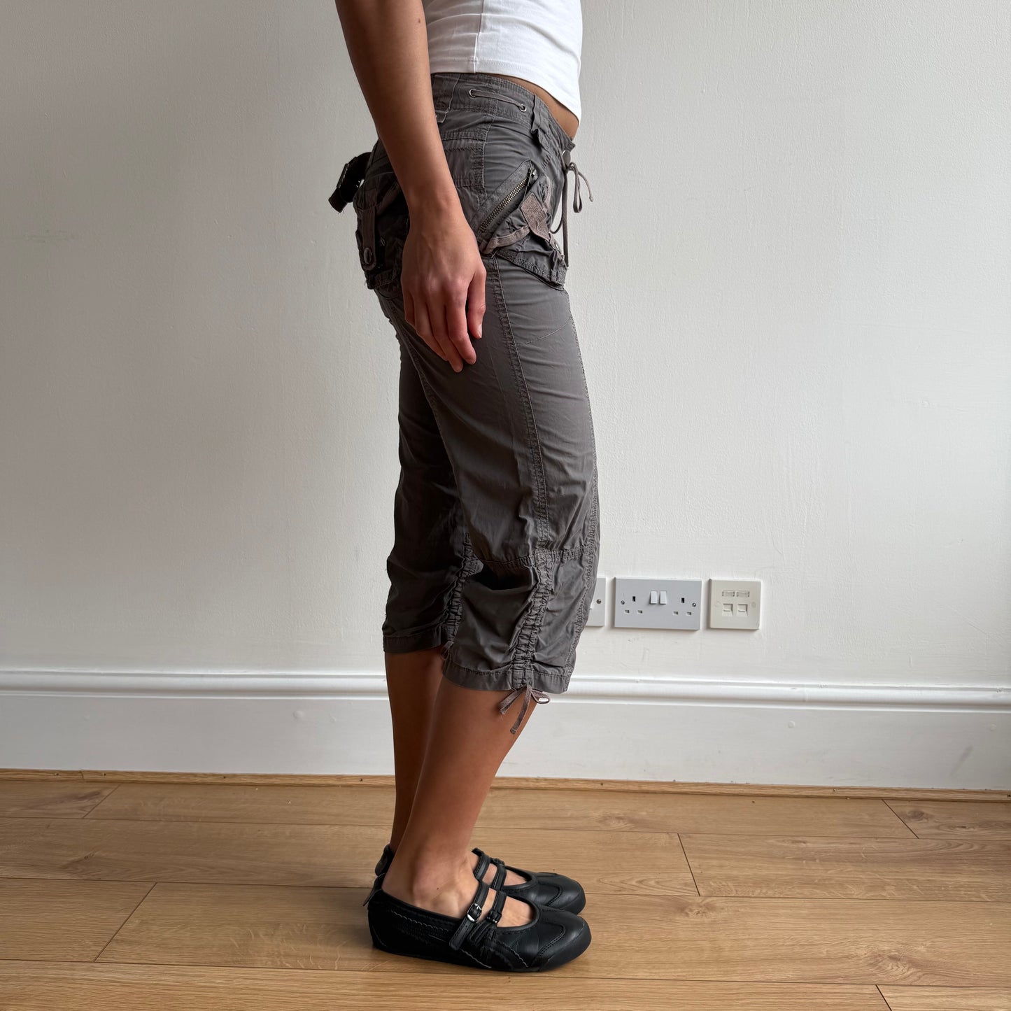 Grey cinch back cargo capris - Size S